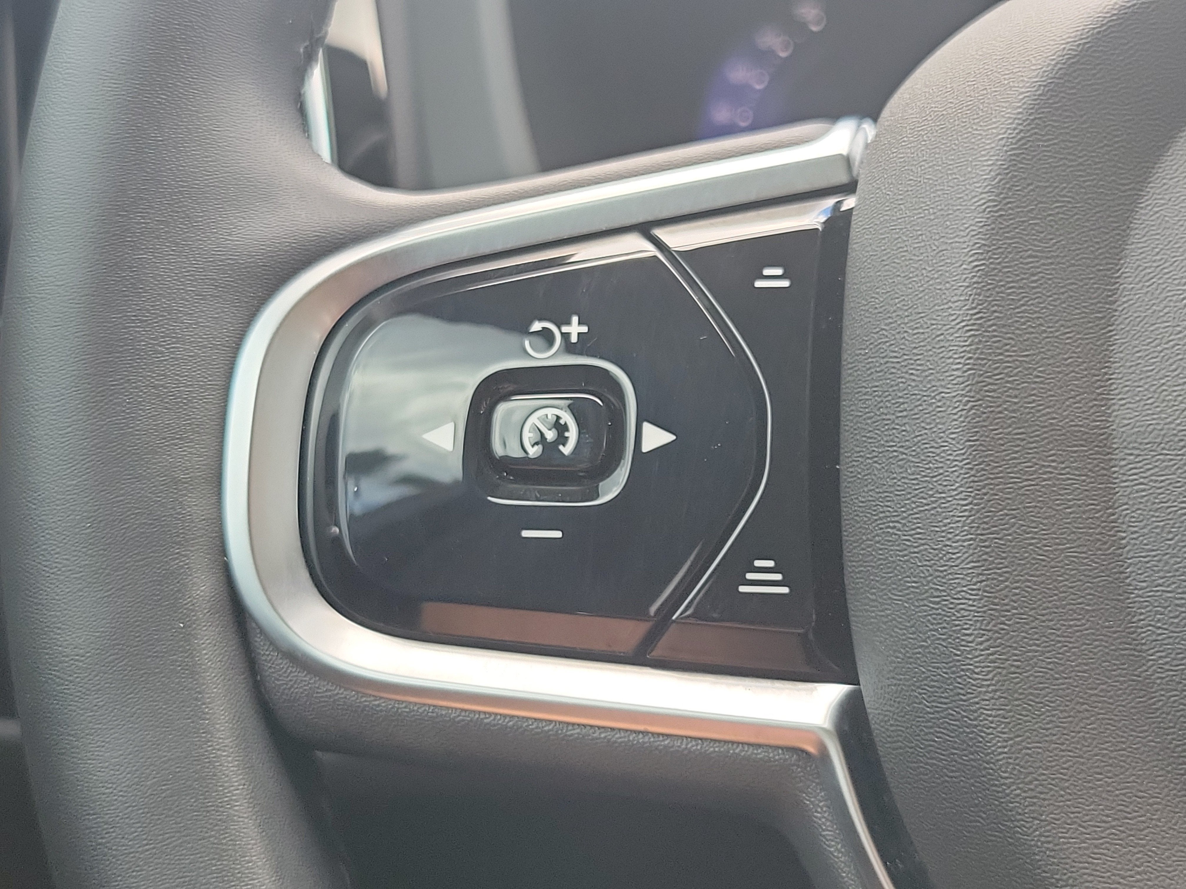 2024 Volvo XC60 Plus Dark Theme