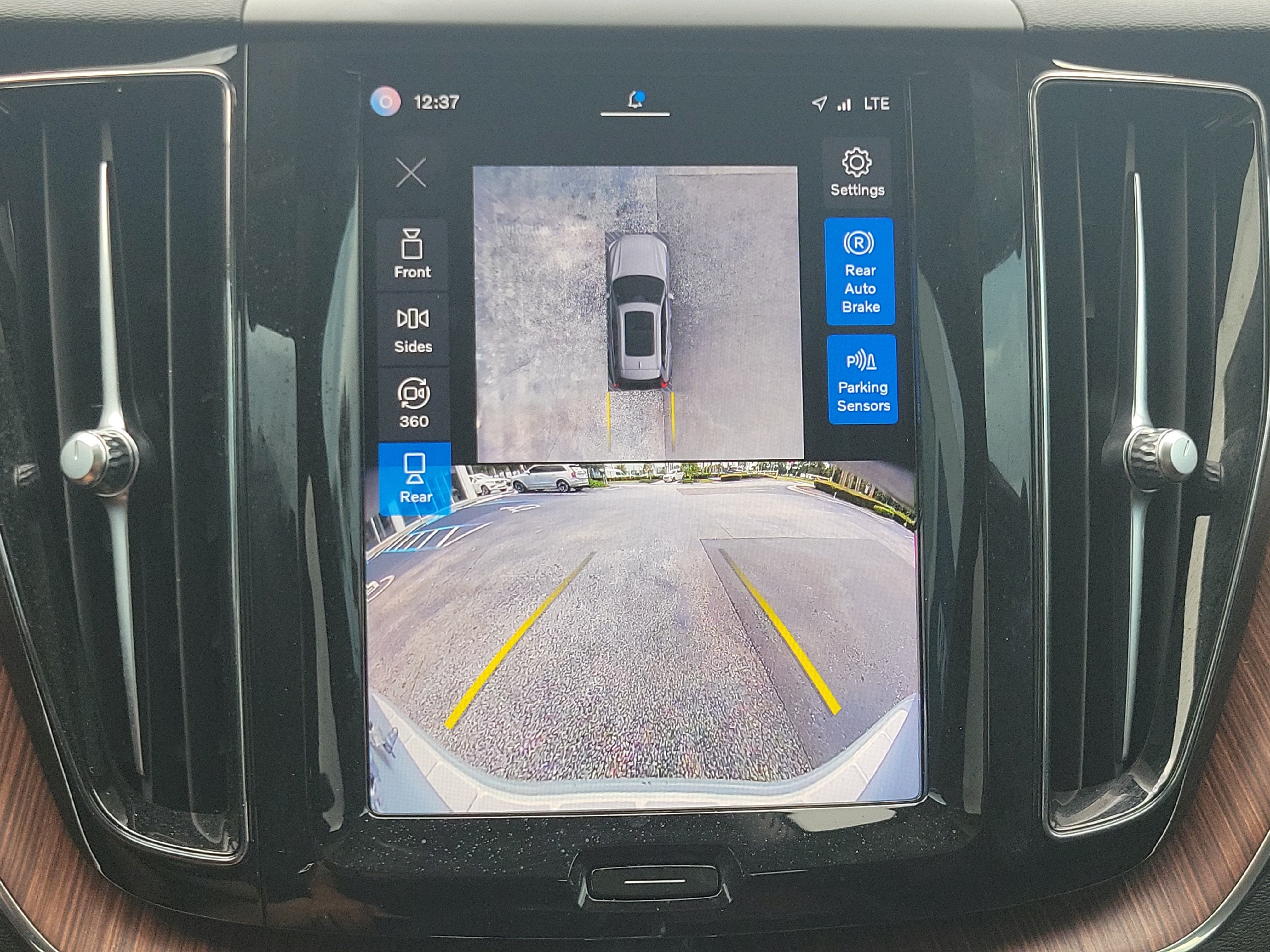 2024 Volvo XC60 Plus Dark Theme