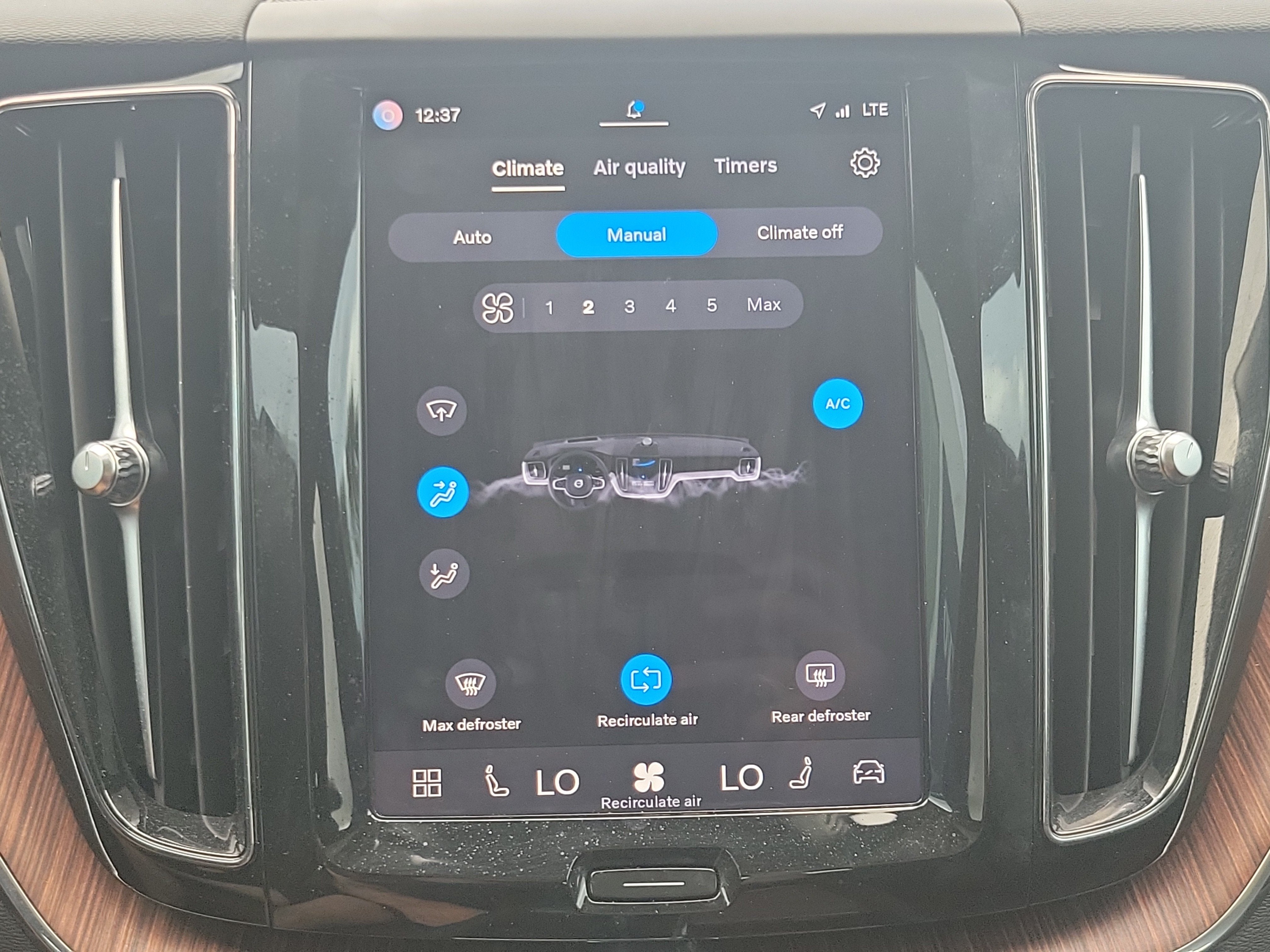 2024 Volvo XC60 Plus Dark Theme