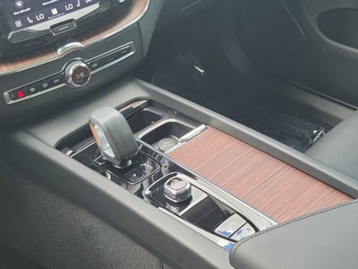 2024 Volvo XC60 Plus Dark Theme