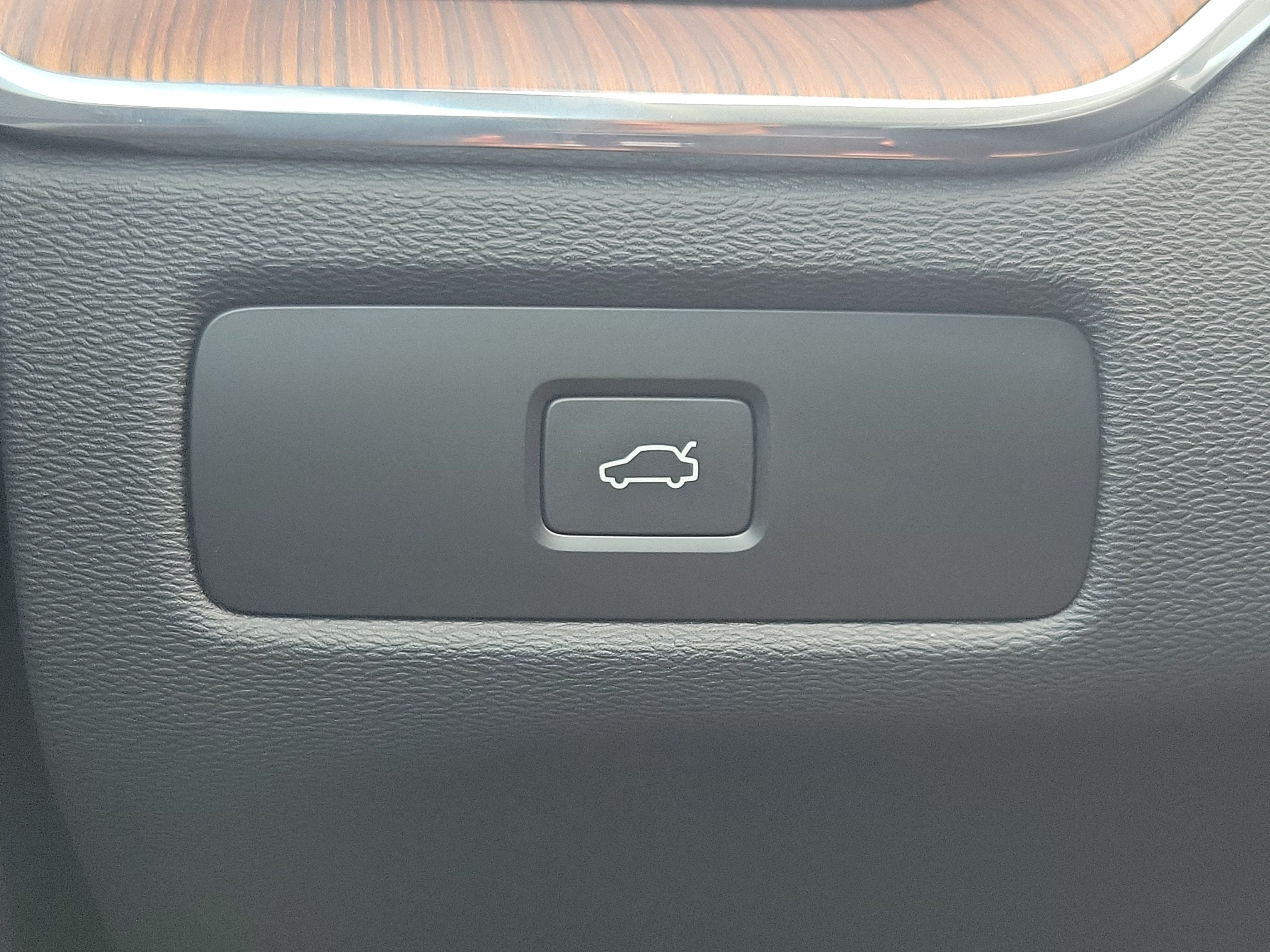 2024 Volvo XC60 Plus Dark Theme