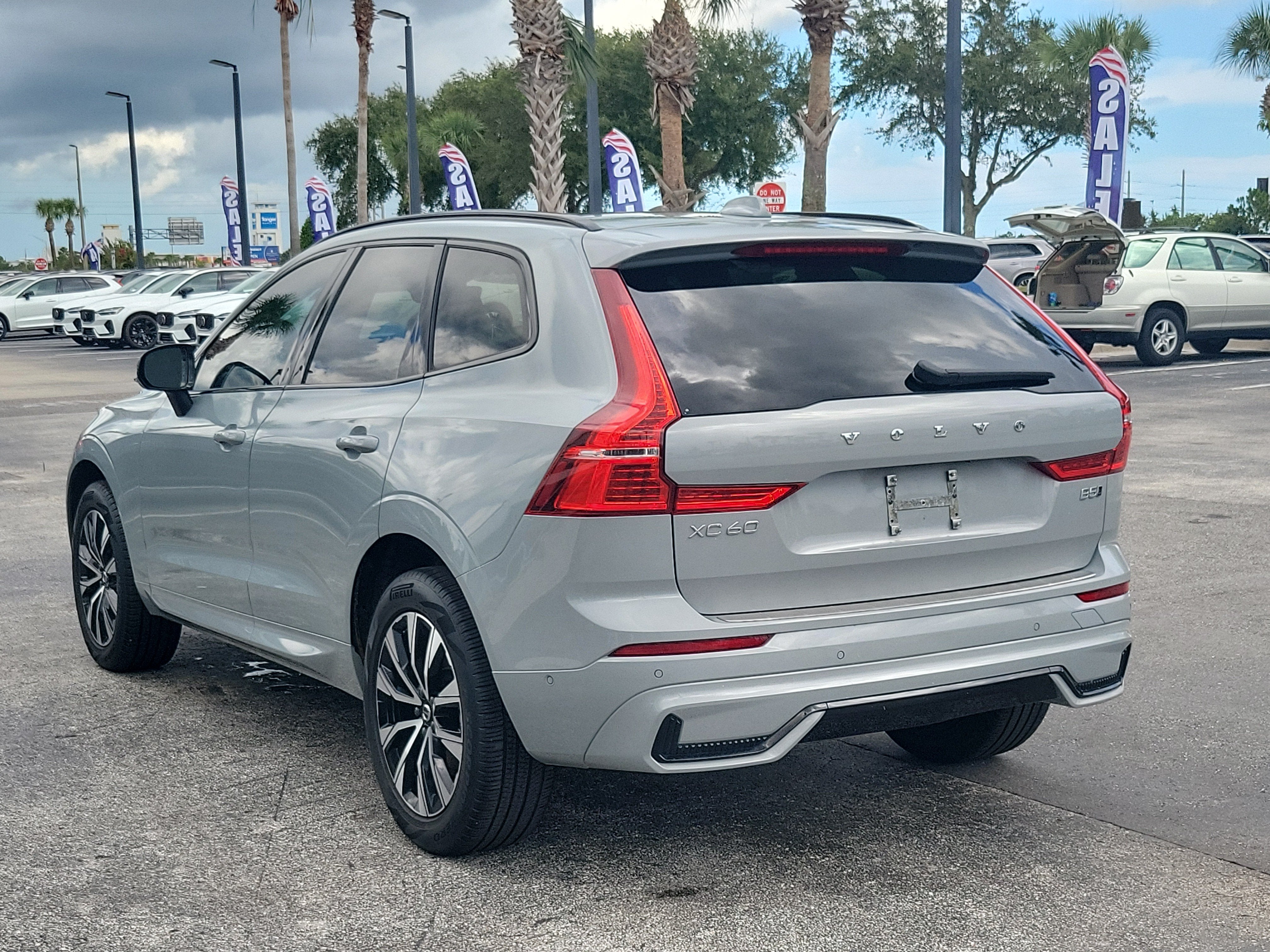 2024 Volvo XC60 Plus Dark Theme