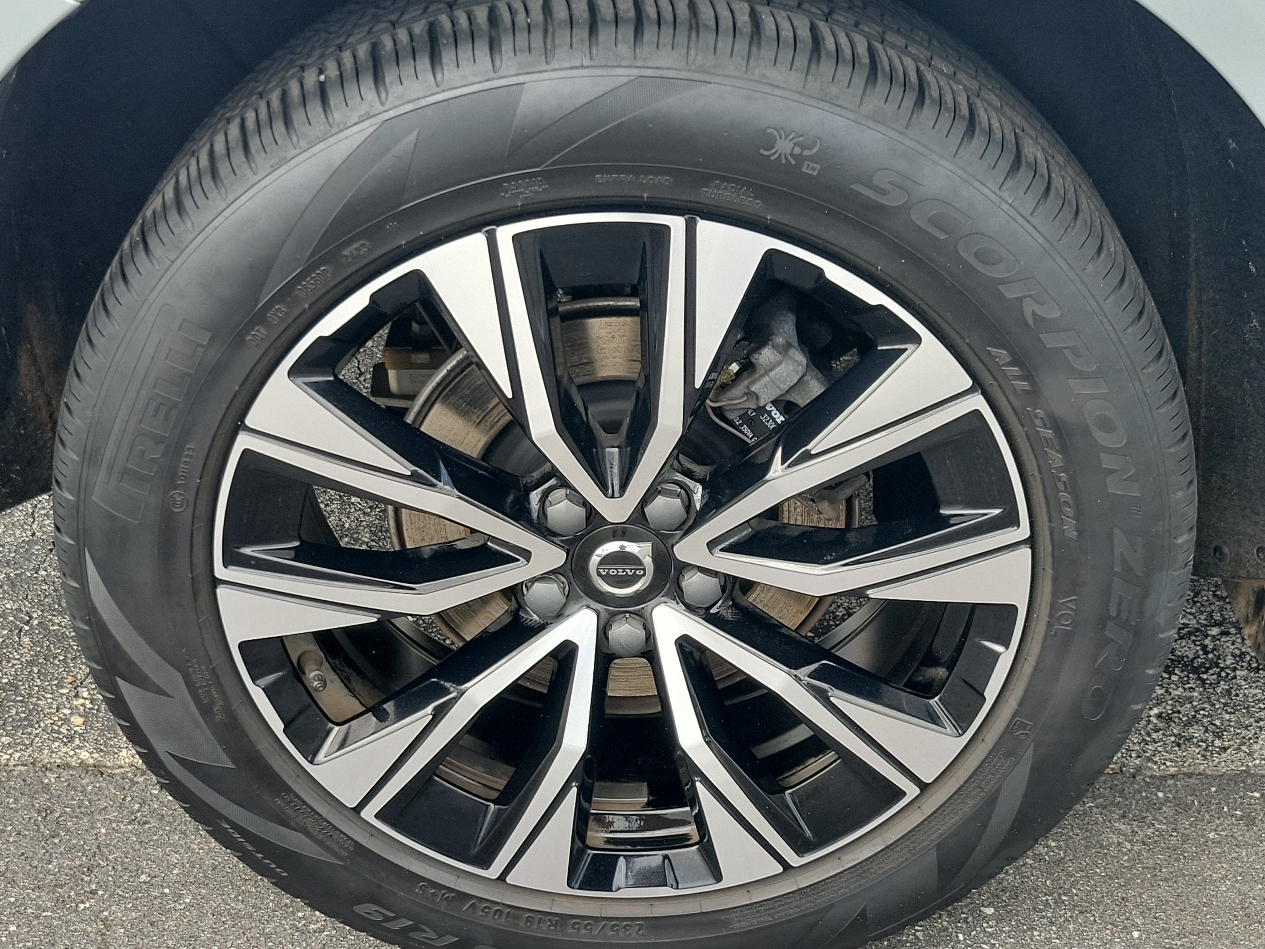 2024 Volvo XC60 Plus Dark Theme