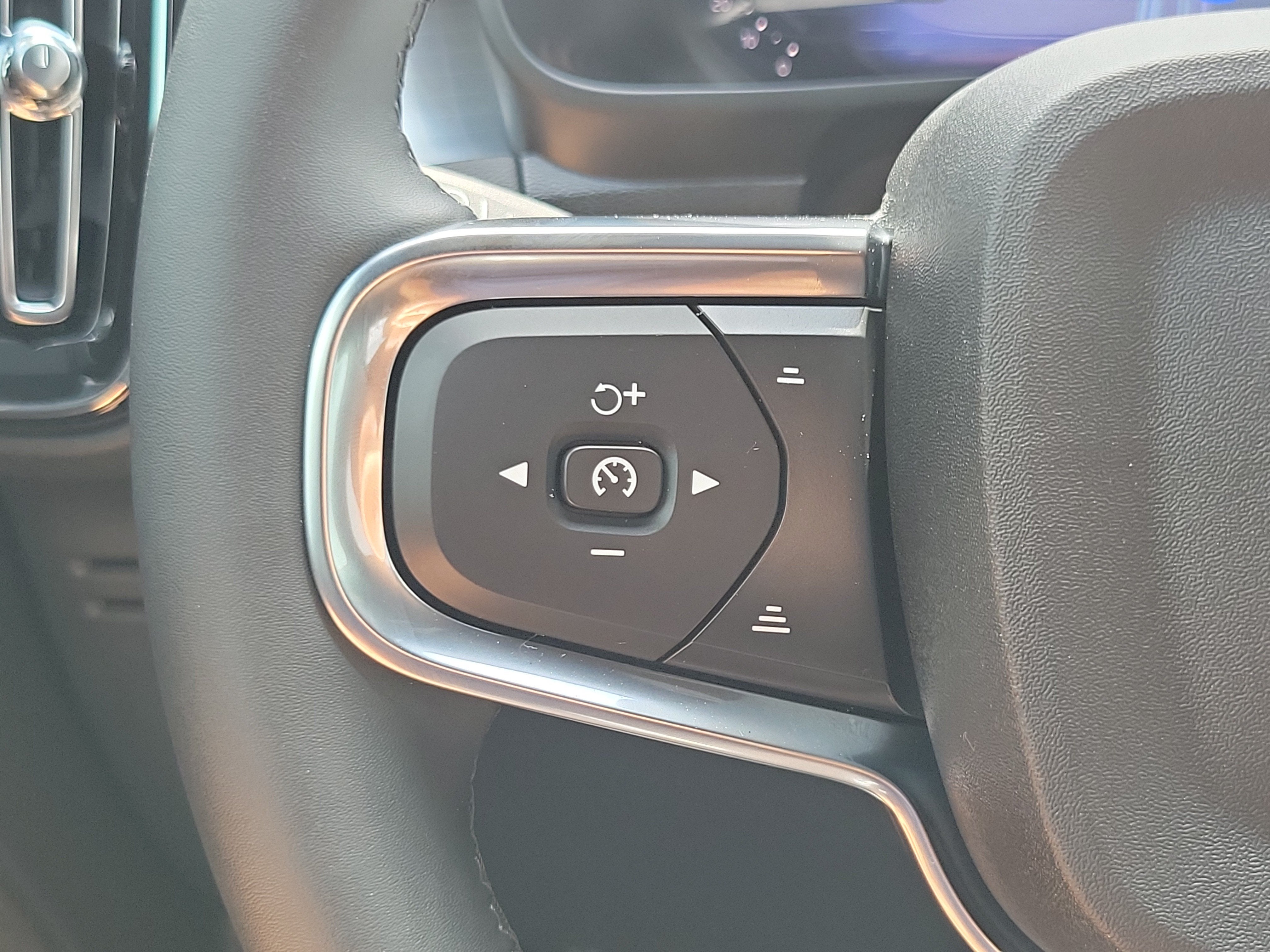 2026 Volvo XC40 Ultra Black Edition