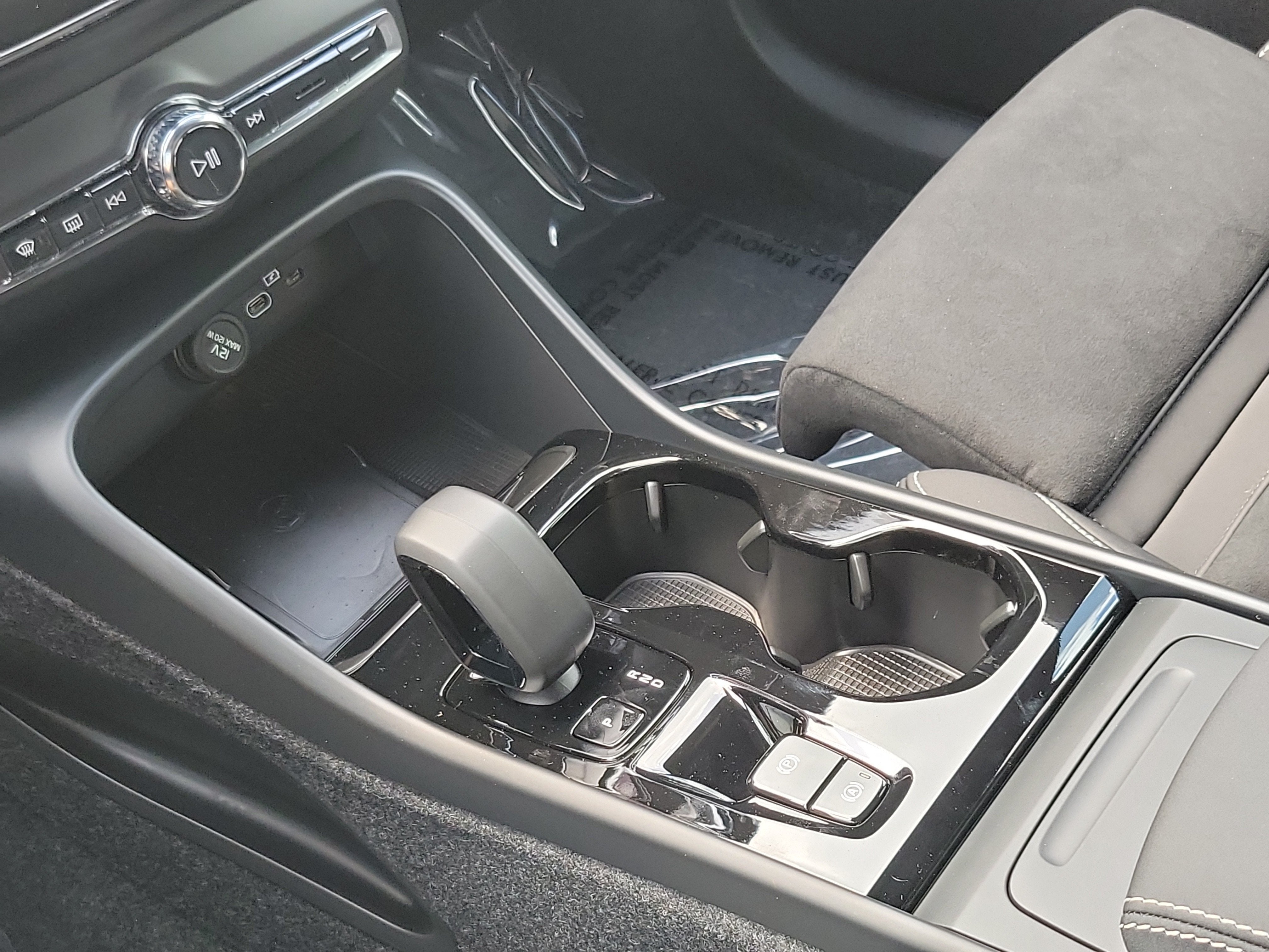 2026 Volvo XC40 Ultra Black Edition