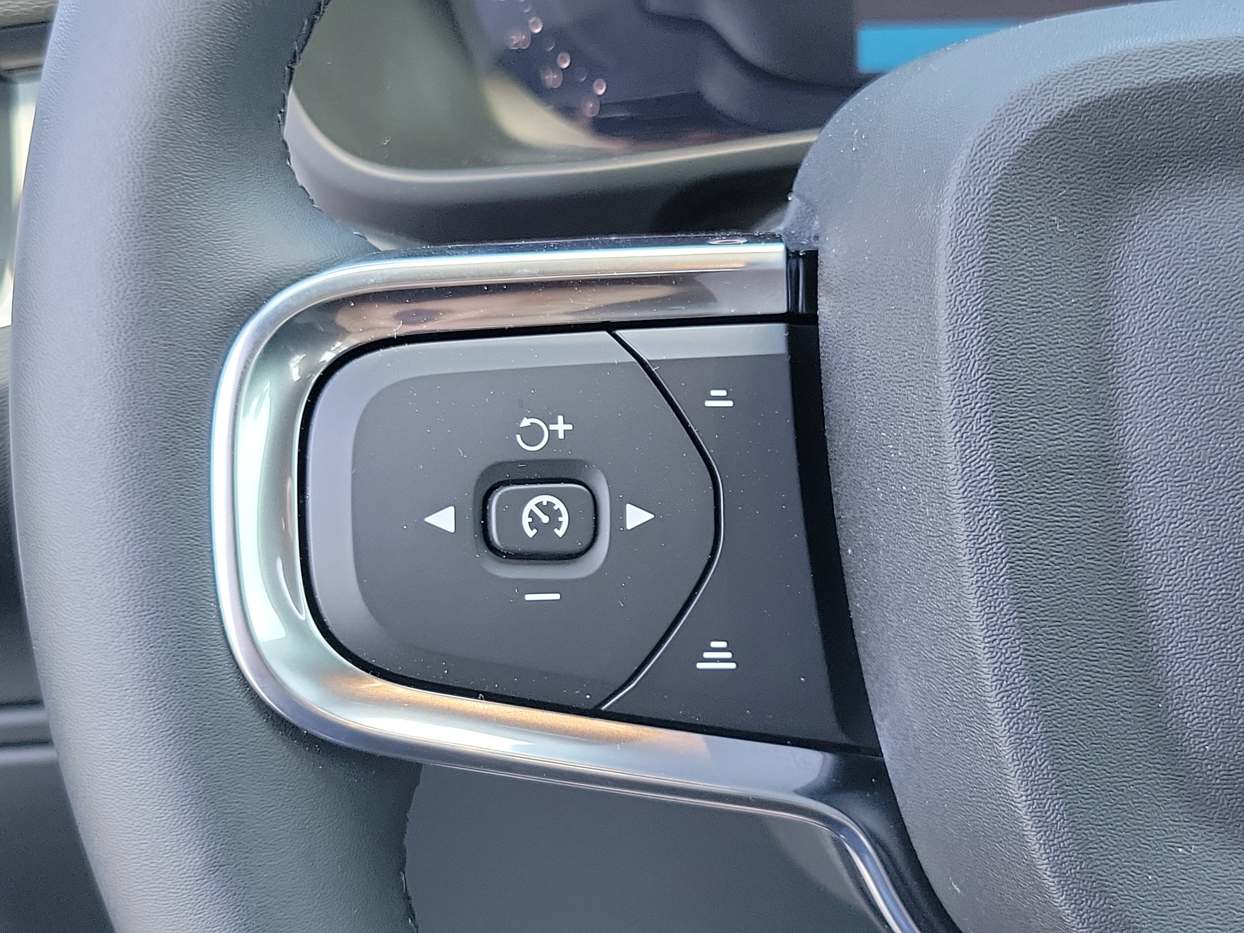 2026 Volvo XC40 Ultra Black Edition