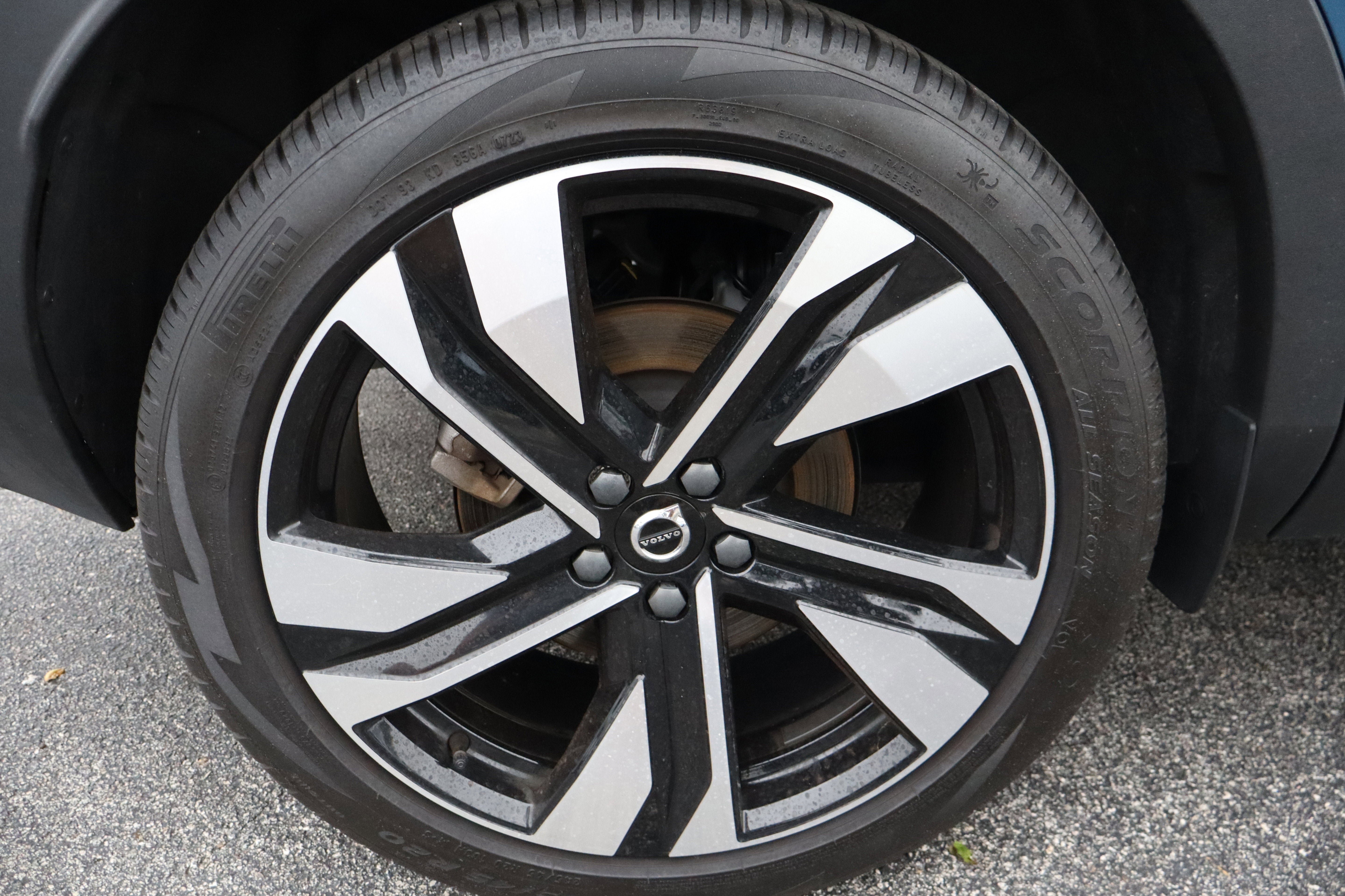 2023 Volvo XC40 Plus Bright Theme