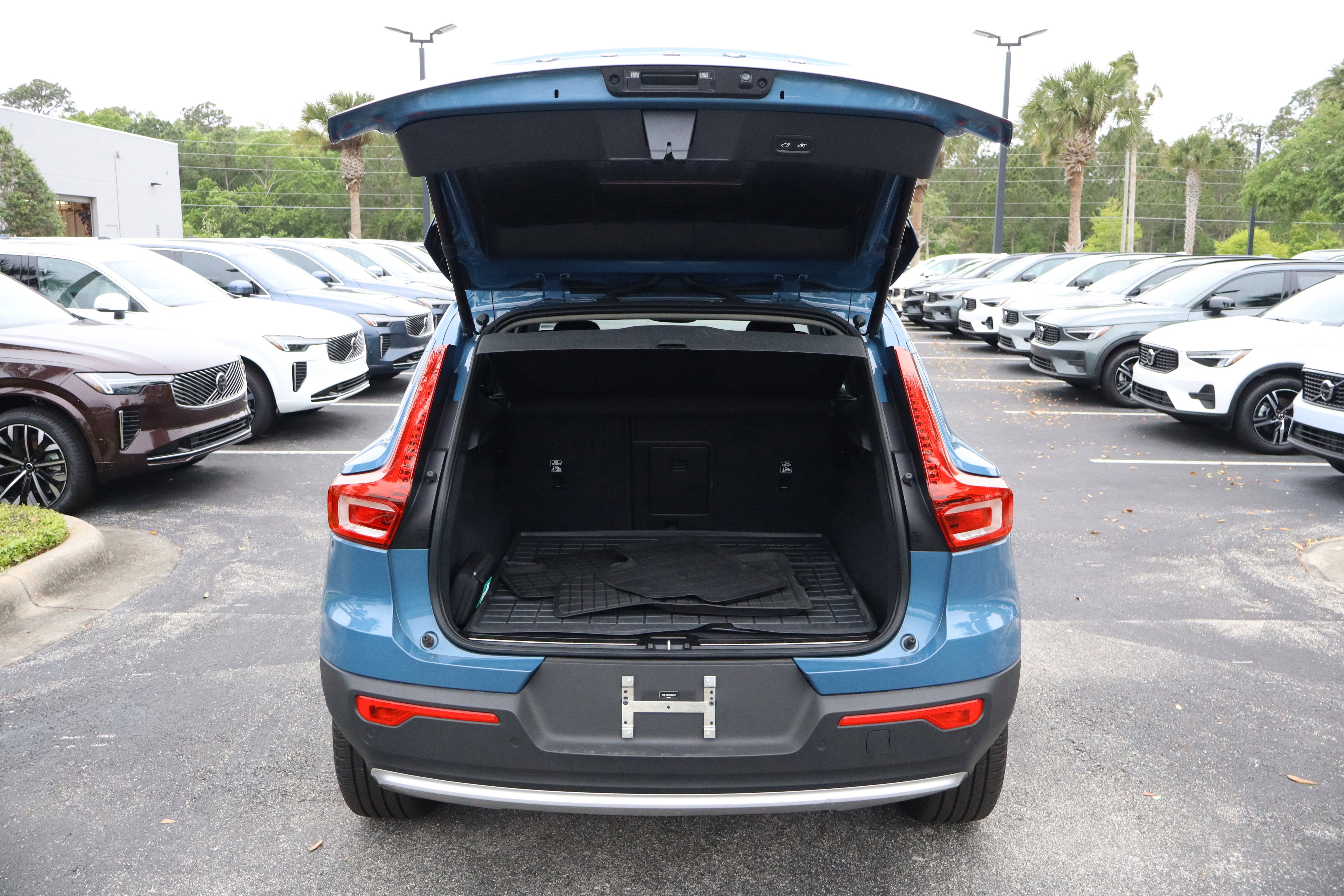 2023 Volvo XC40 Plus Bright Theme