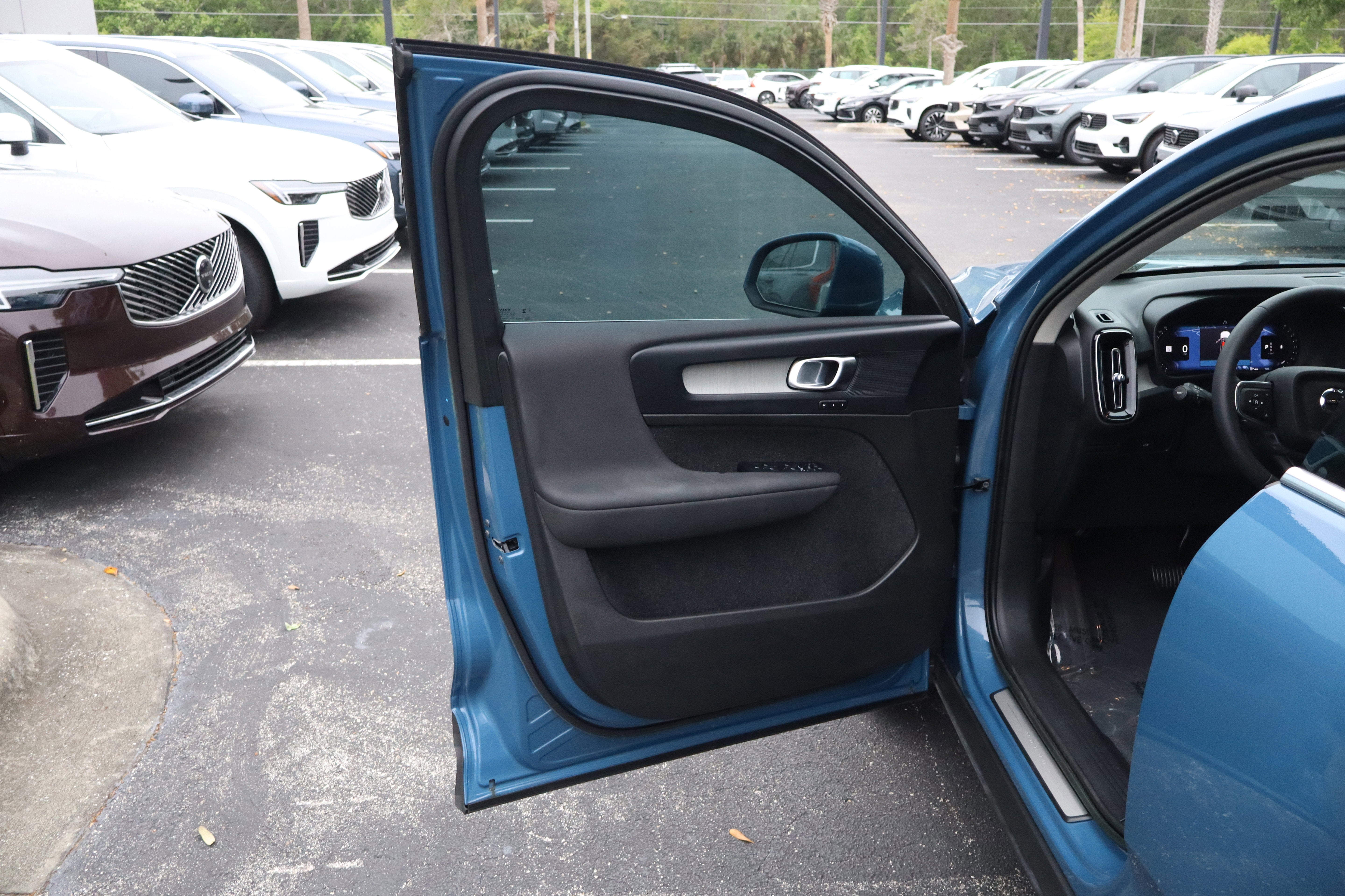 2023 Volvo XC40 Plus Bright Theme