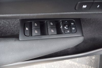 2023 Volvo XC40 Plus Bright Theme