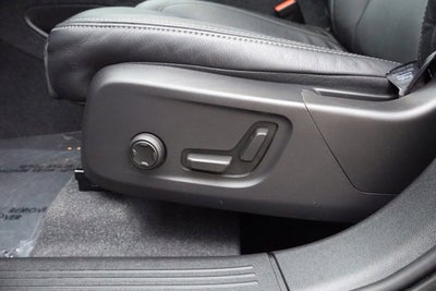 2023 Volvo XC40 Plus Bright Theme