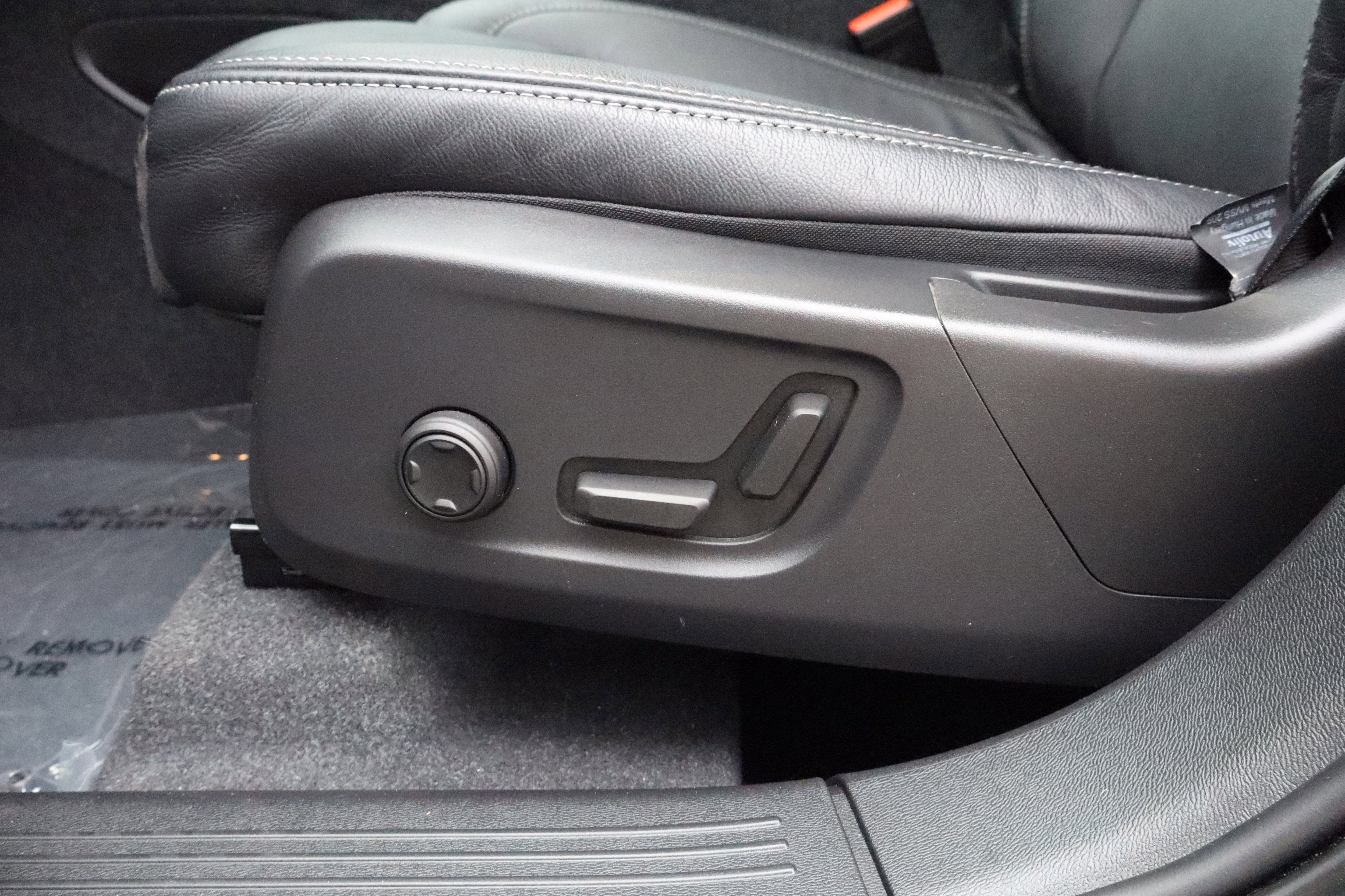 2023 Volvo XC40 Plus Bright Theme