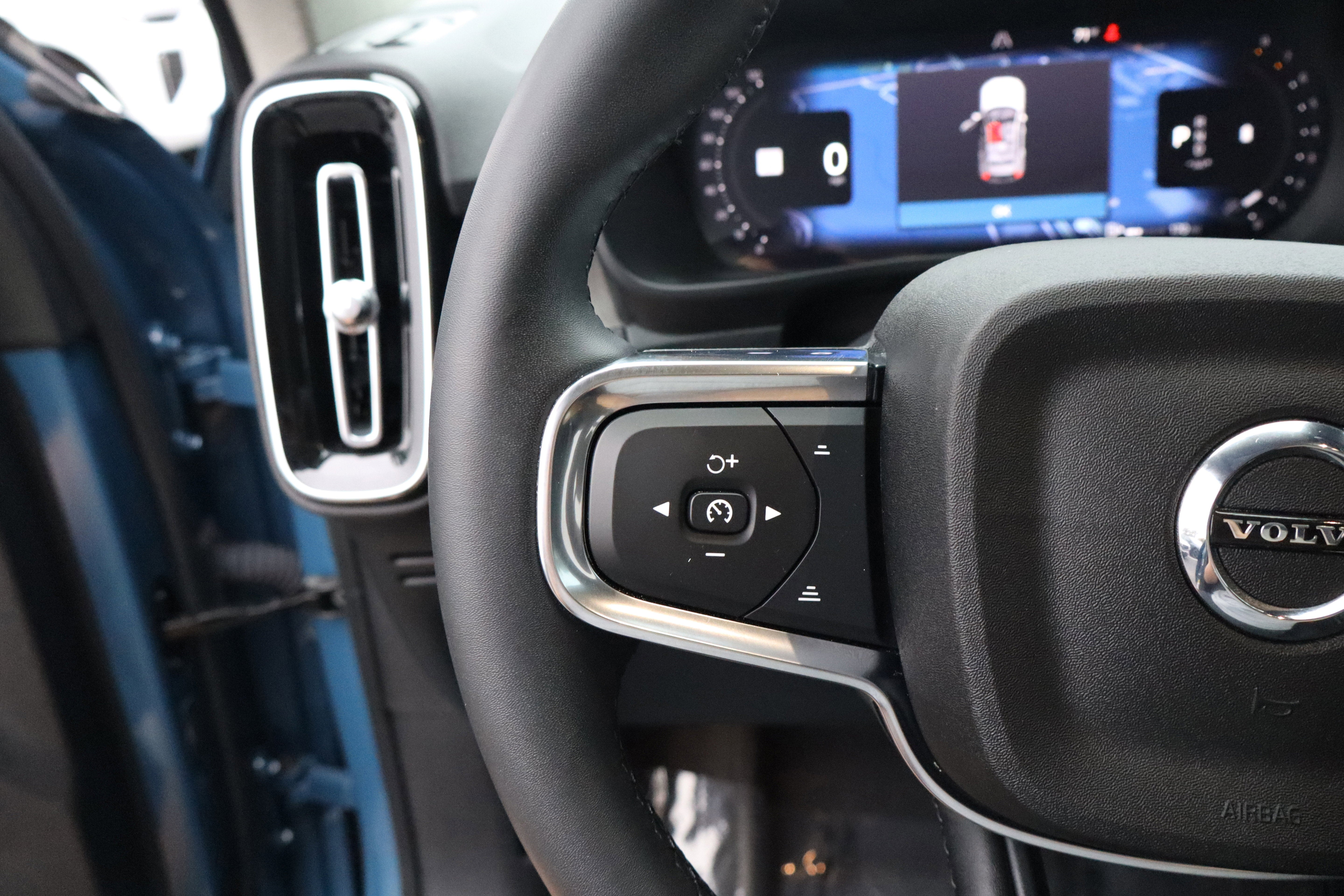 2023 Volvo XC40 Plus Bright Theme