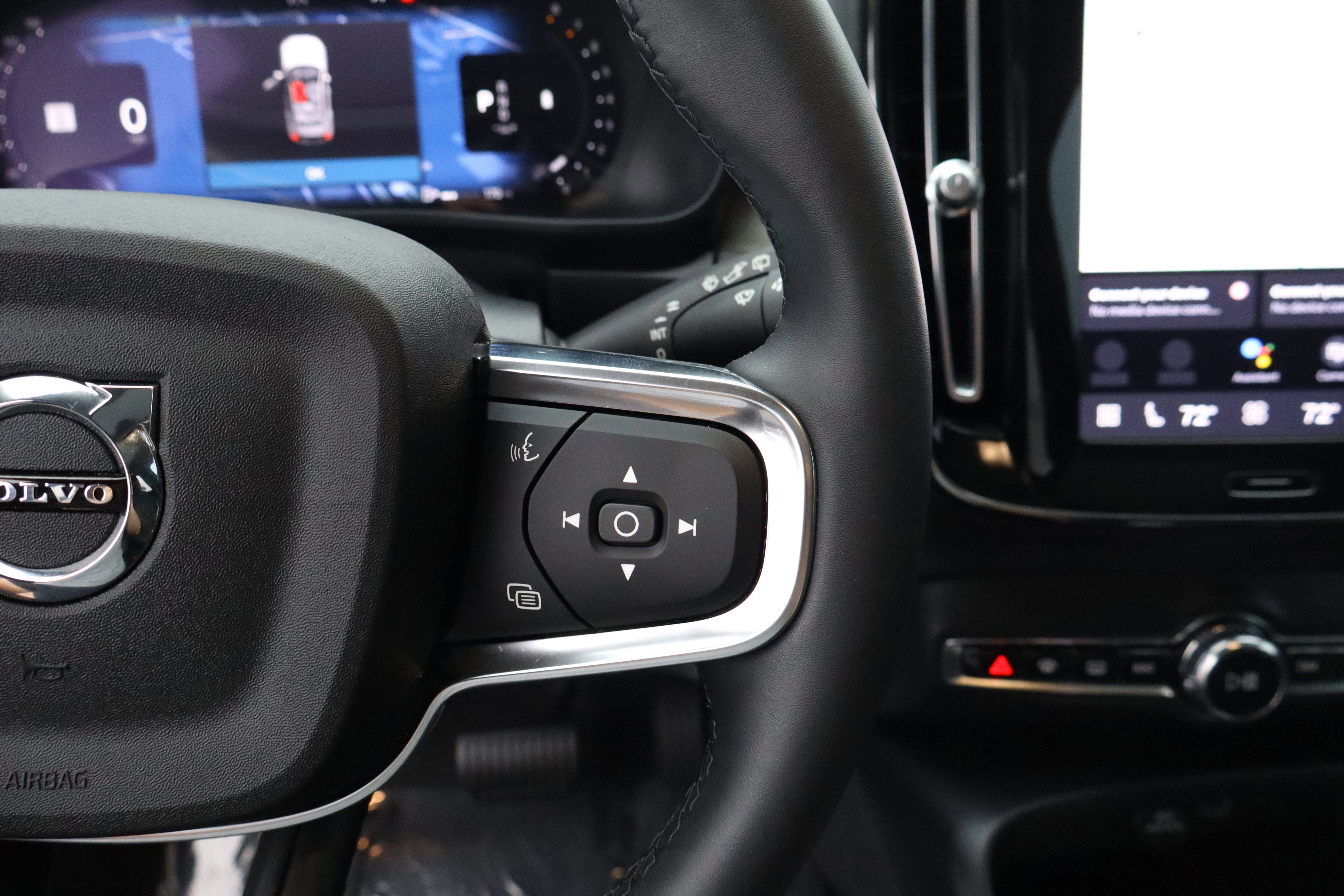 2023 Volvo XC40 Plus Bright Theme