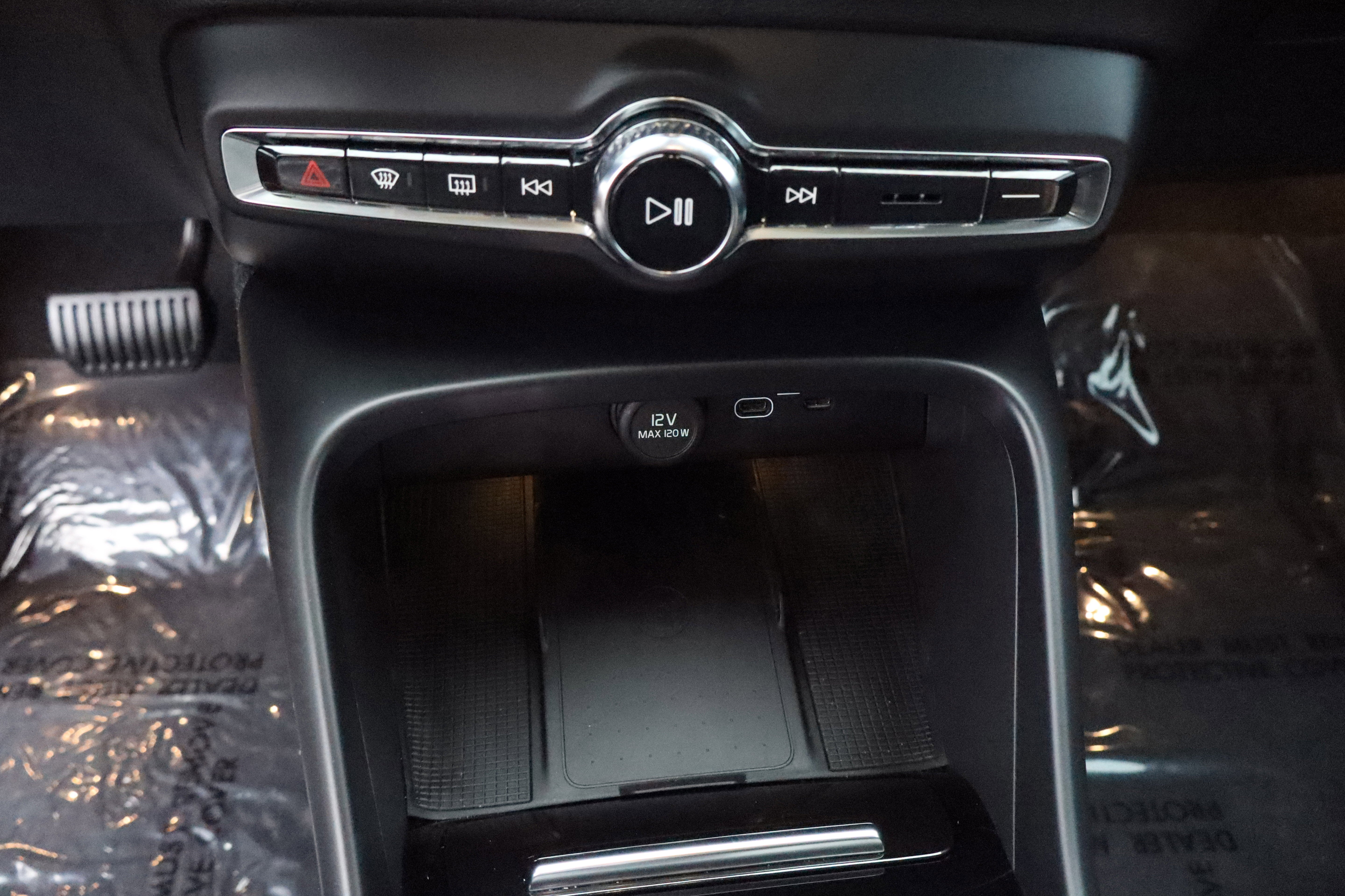 2023 Volvo XC40 Plus Bright Theme