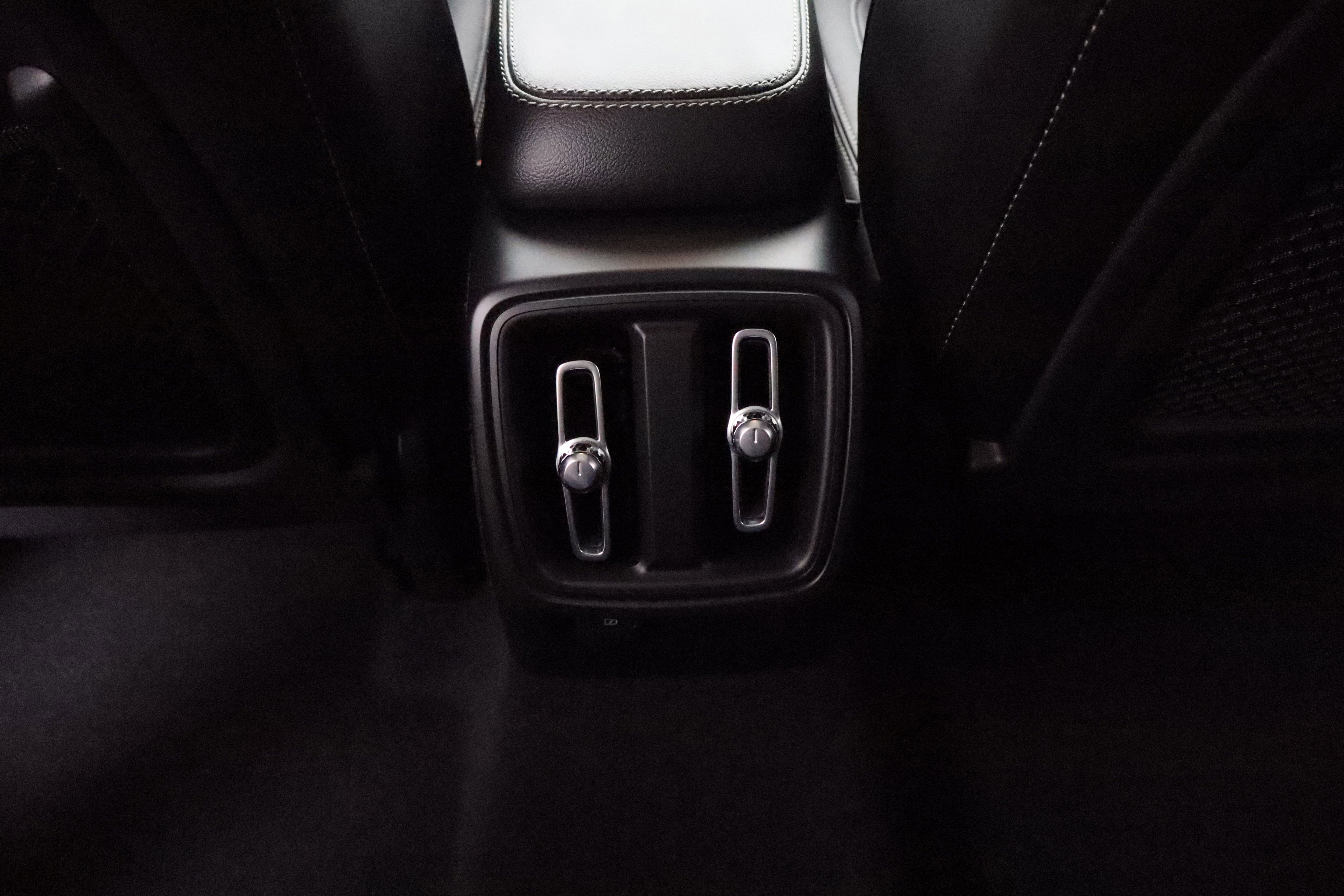 2023 Volvo XC40 Plus Bright Theme