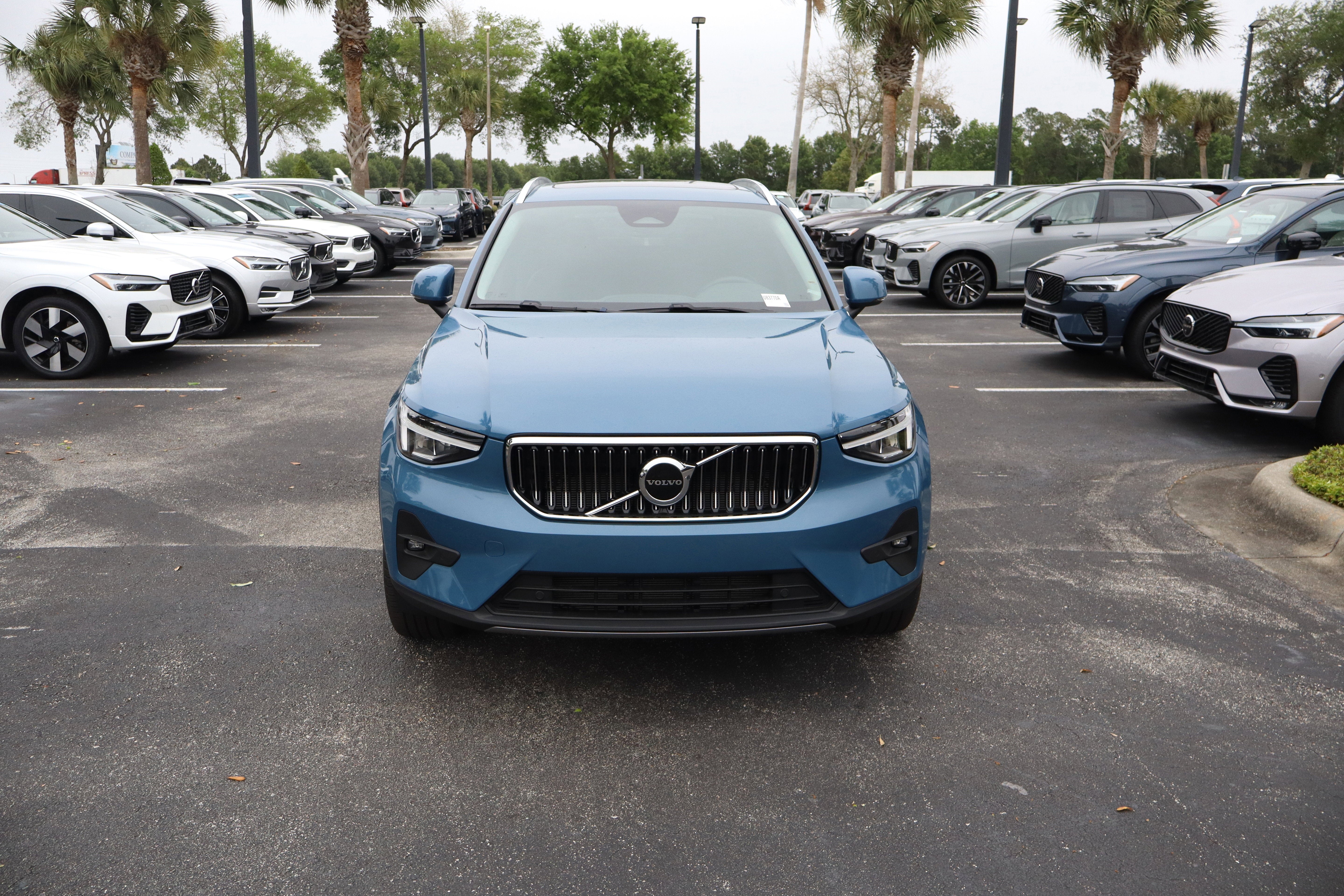 2023 Volvo XC40 Plus Bright Theme
