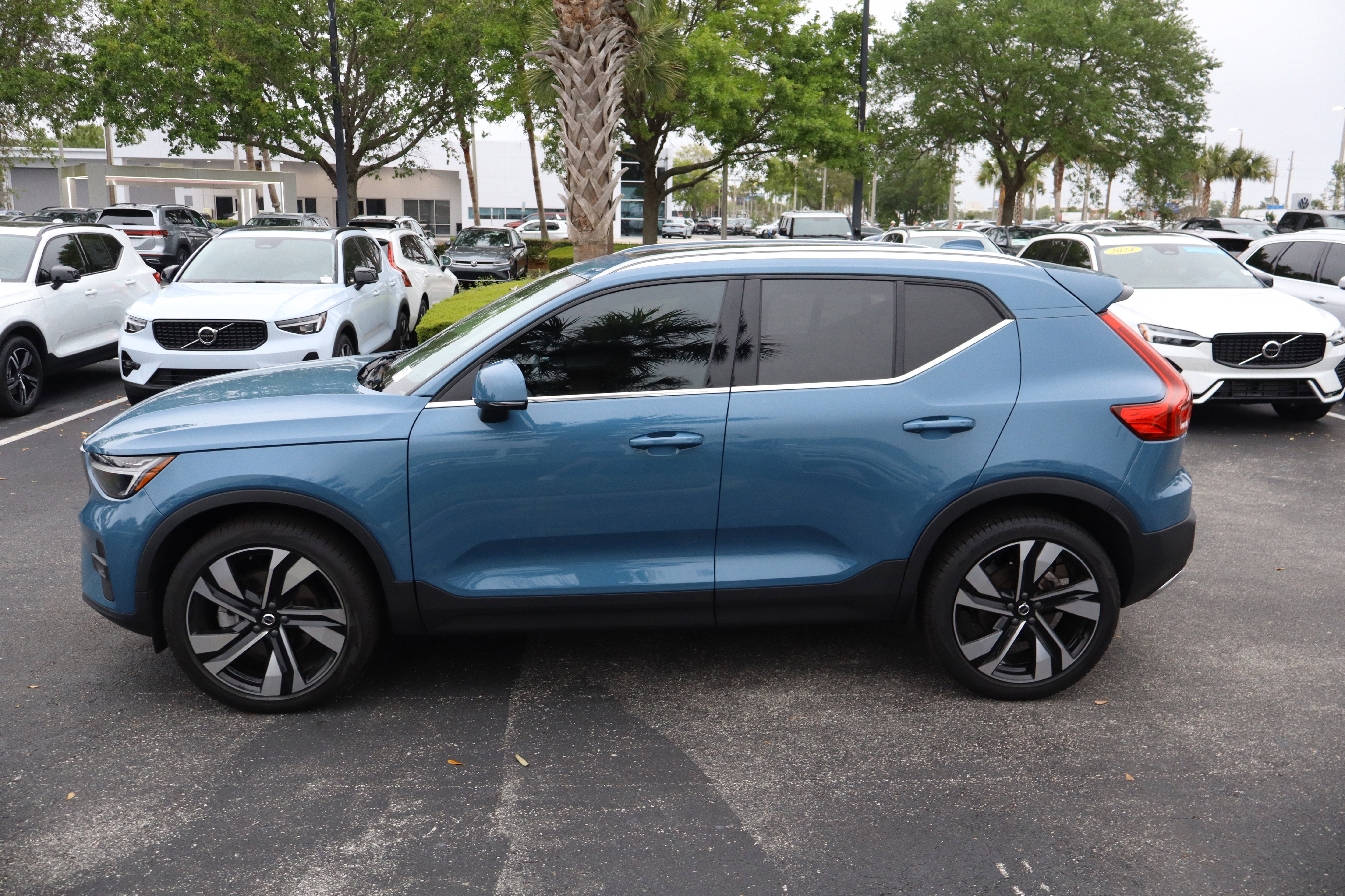 2023 Volvo XC40 Plus Bright Theme