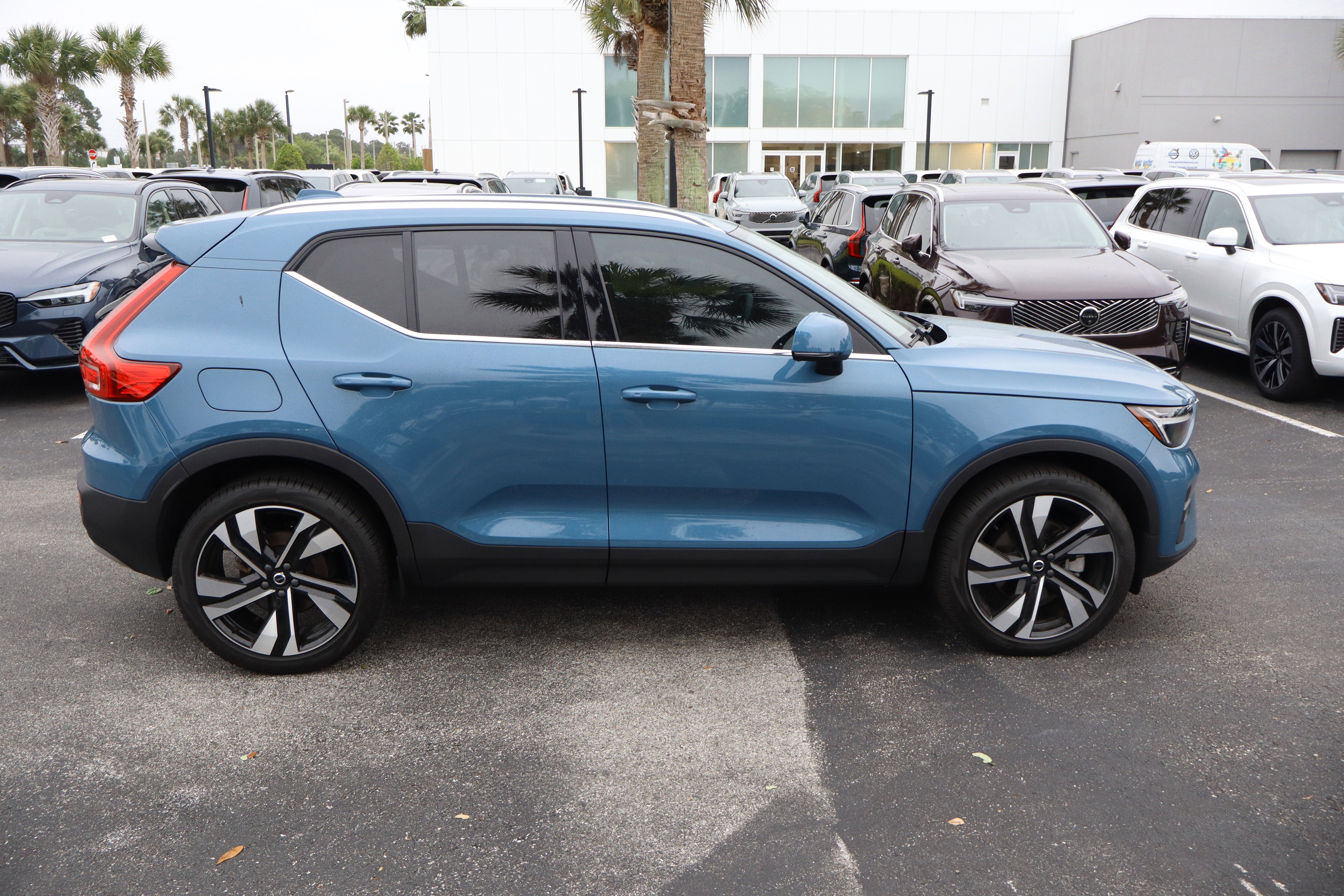 2023 Volvo XC40 Plus Bright Theme