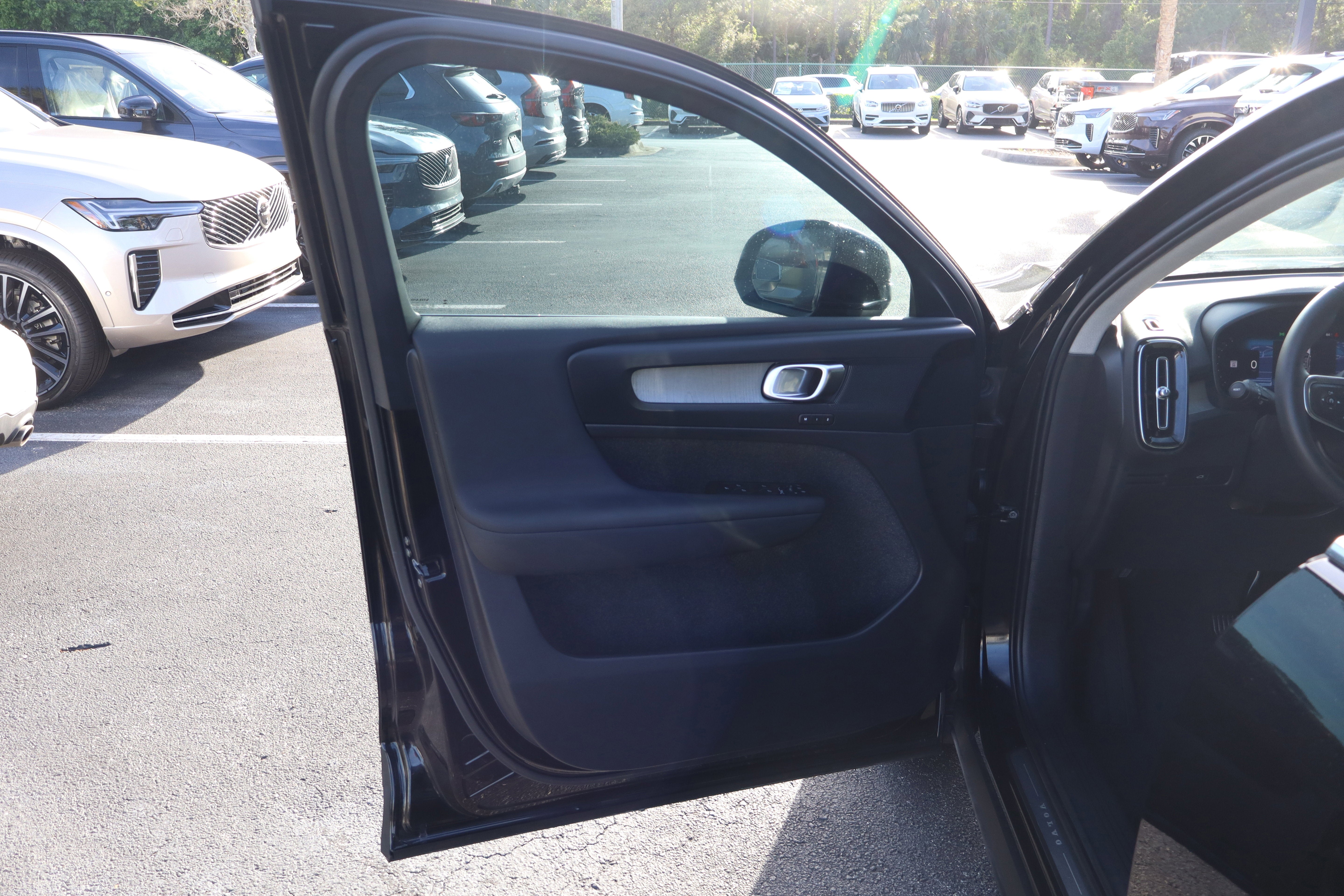 2023 Volvo XC40 Plus Bright Theme