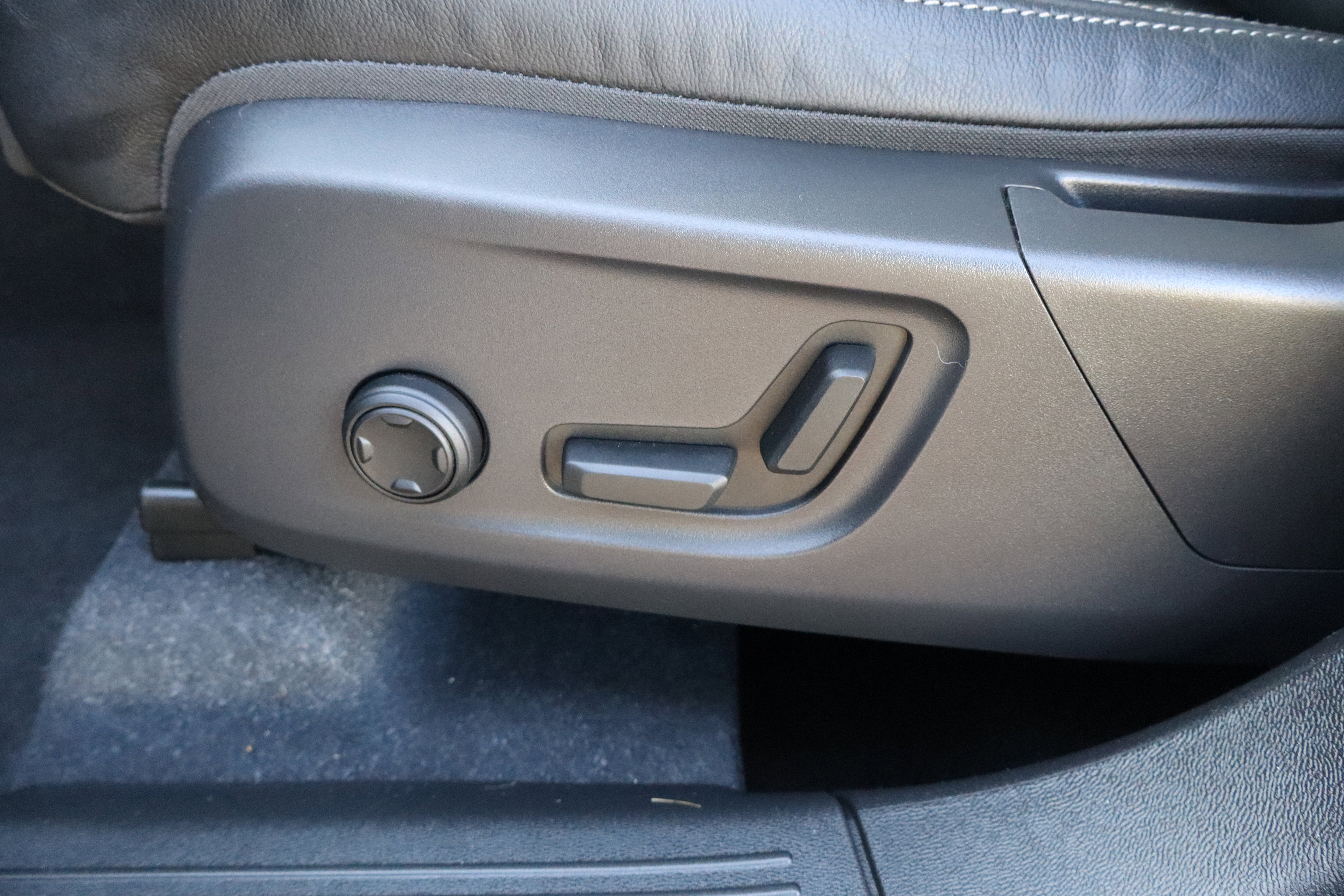 2023 Volvo XC40 Plus Bright Theme