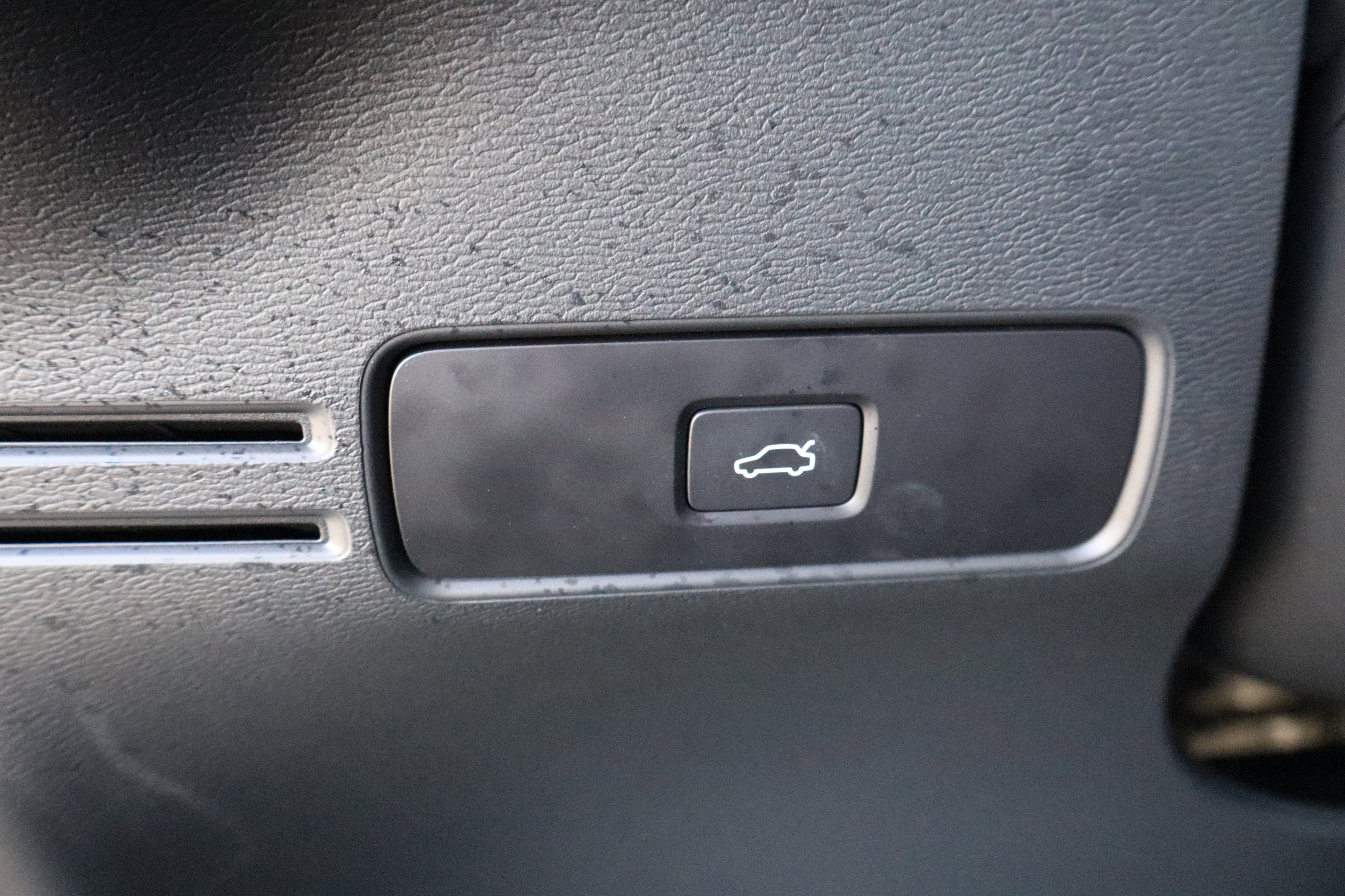 2023 Volvo XC40 Plus Bright Theme