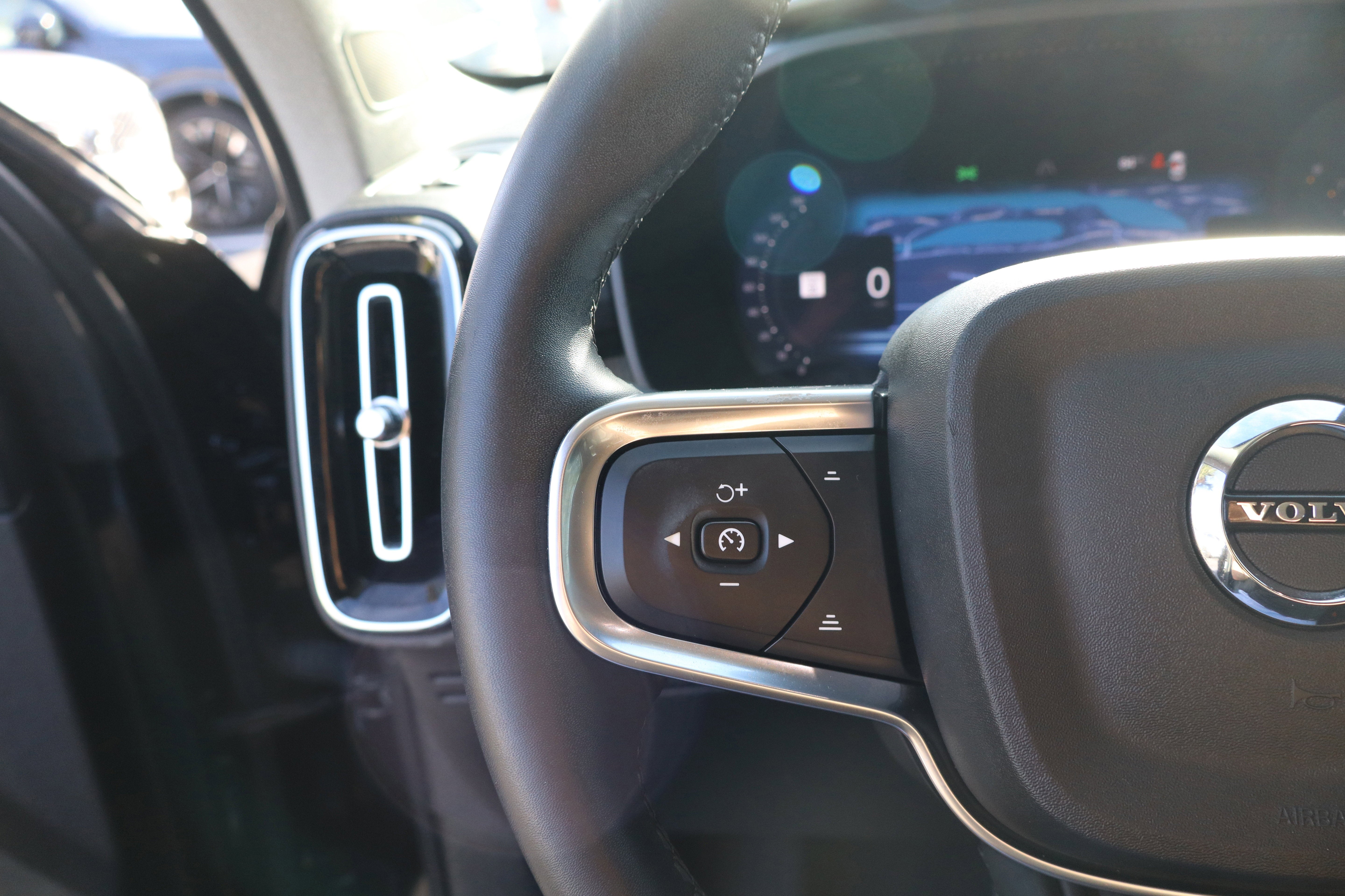 2023 Volvo XC40 Plus Bright Theme