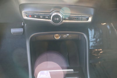 2023 Volvo XC40 Plus Bright Theme