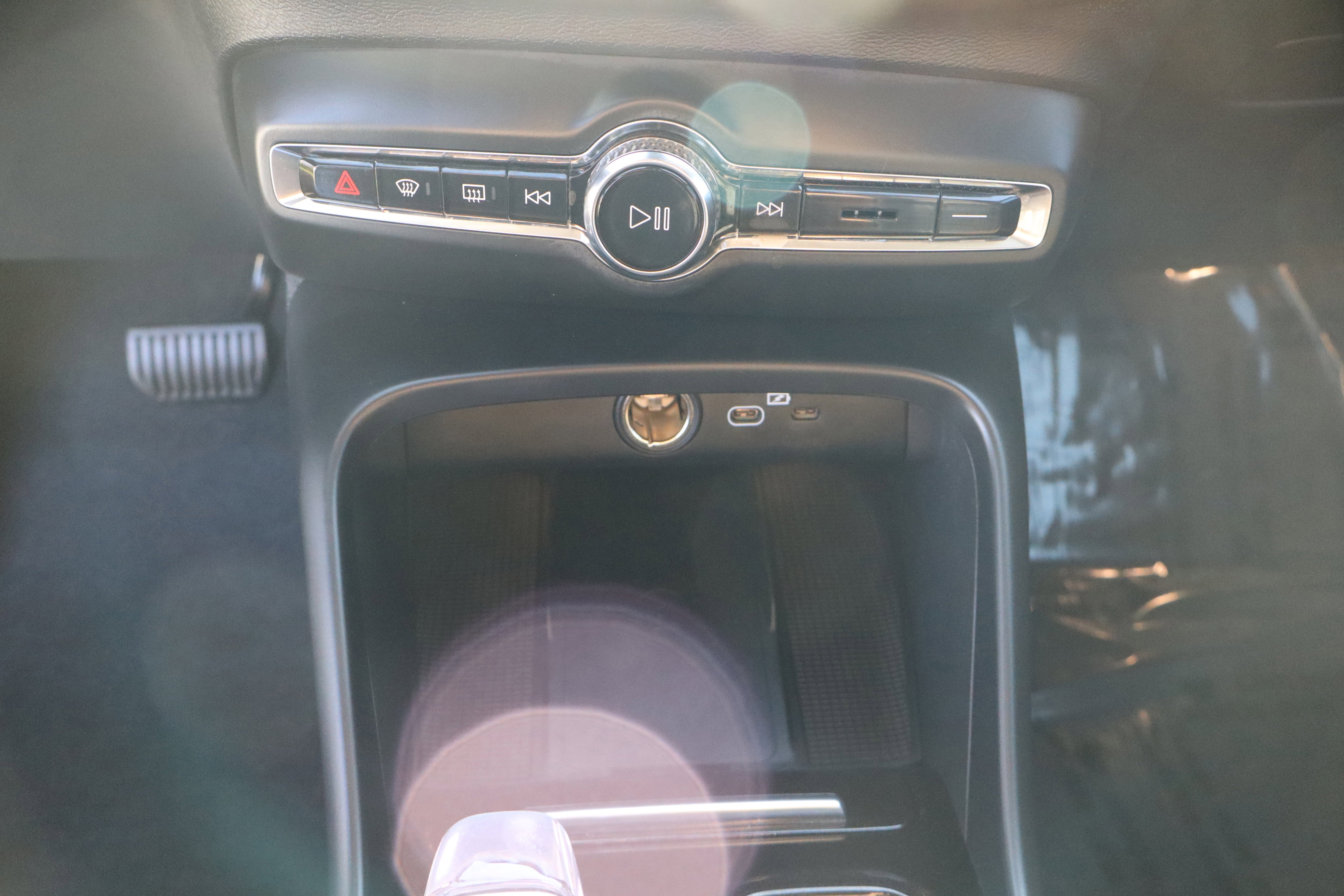 2023 Volvo XC40 Plus Bright Theme