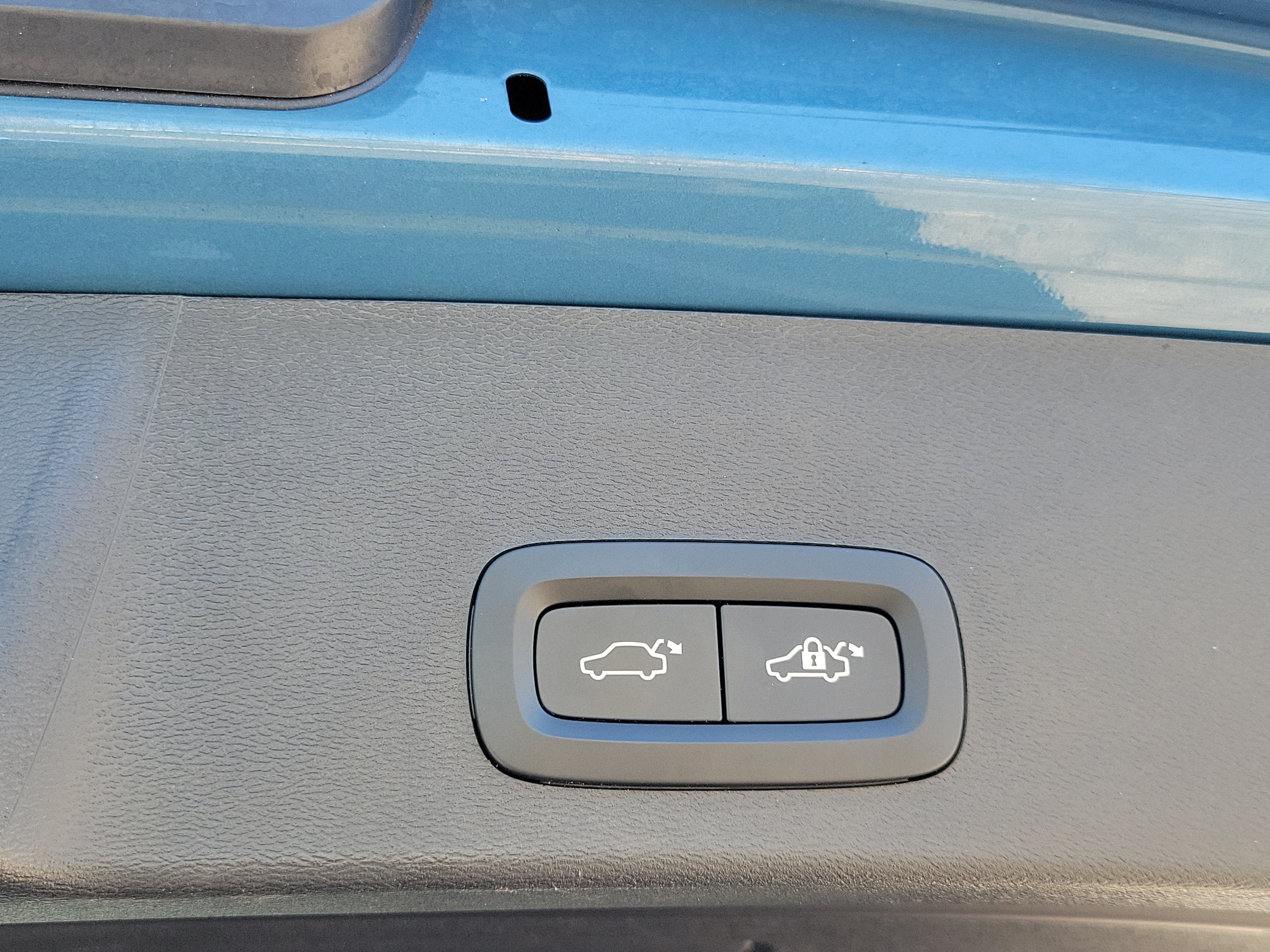 2023 Volvo XC40 Plus Bright Theme