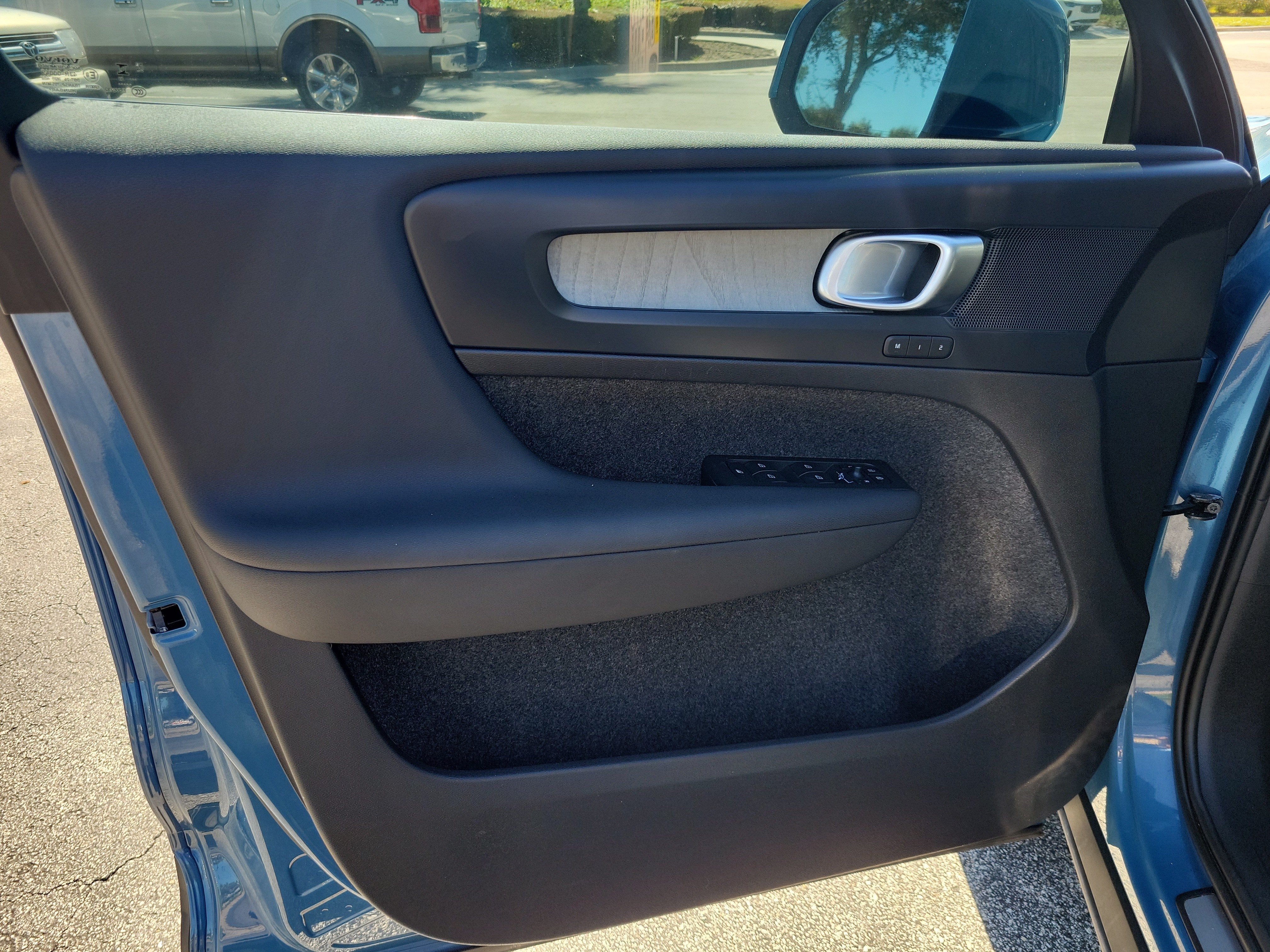 2023 Volvo XC40 Plus Bright Theme