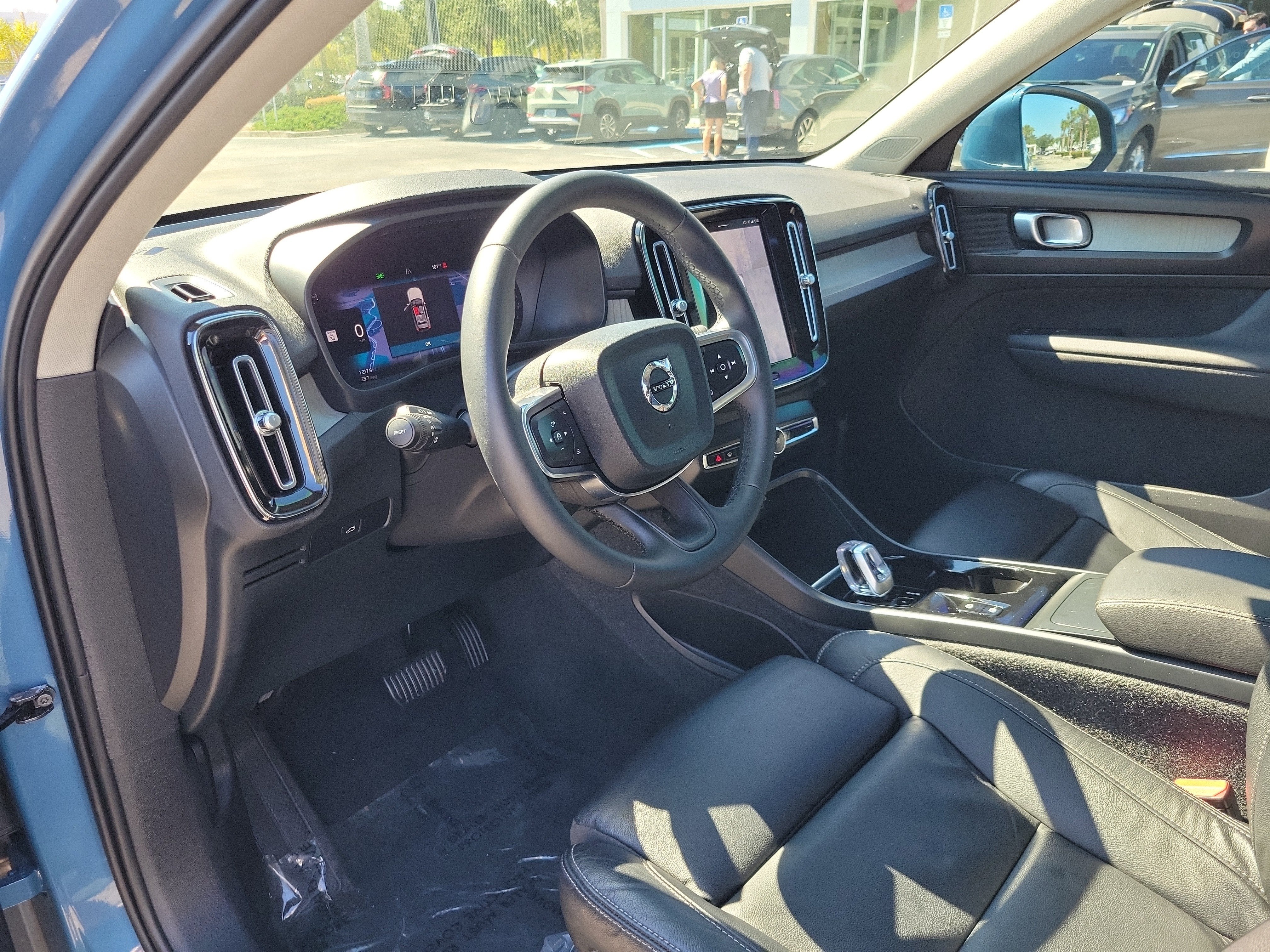 2023 Volvo XC40 Plus Bright Theme