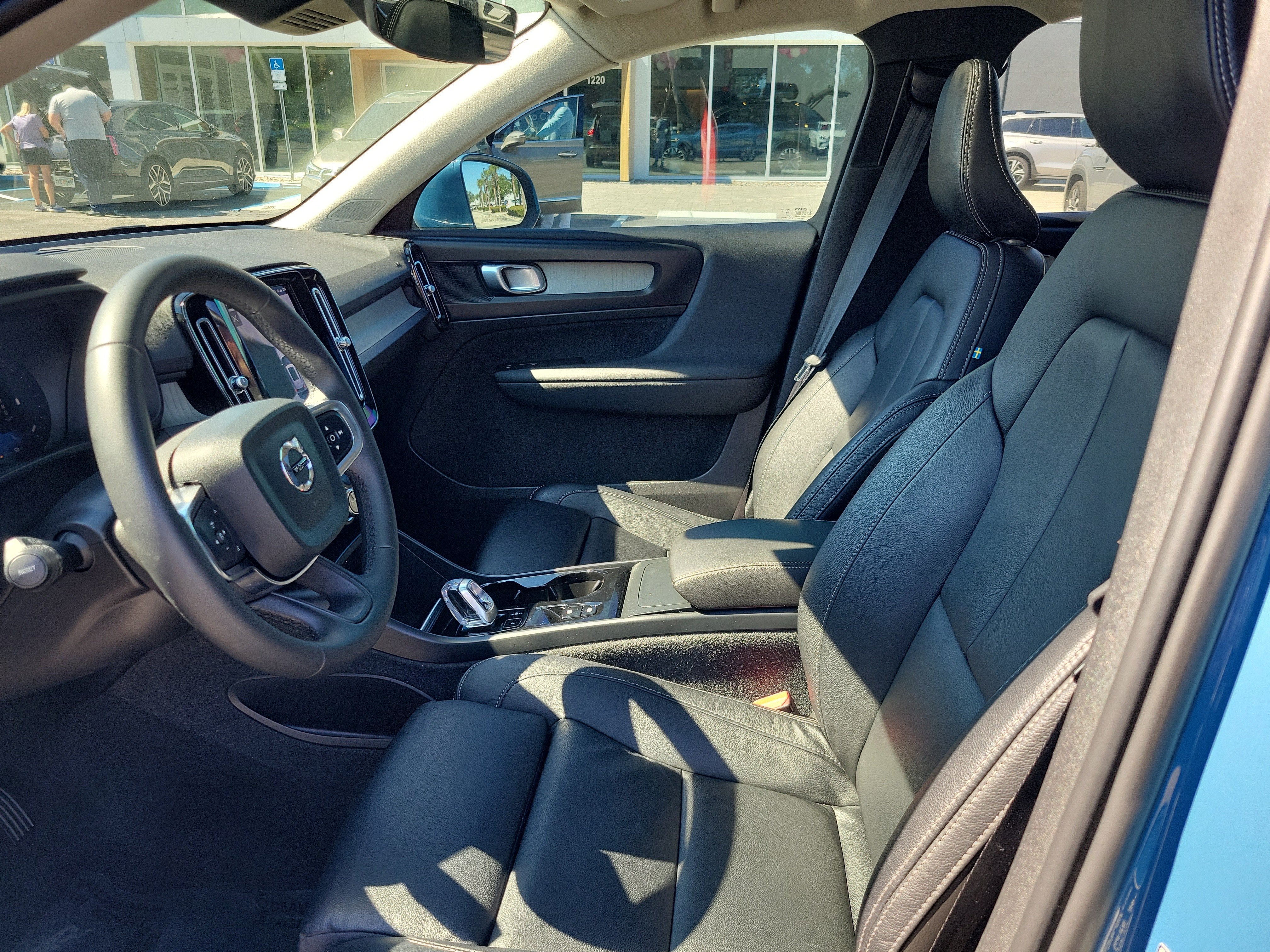 2023 Volvo XC40 Plus Bright Theme