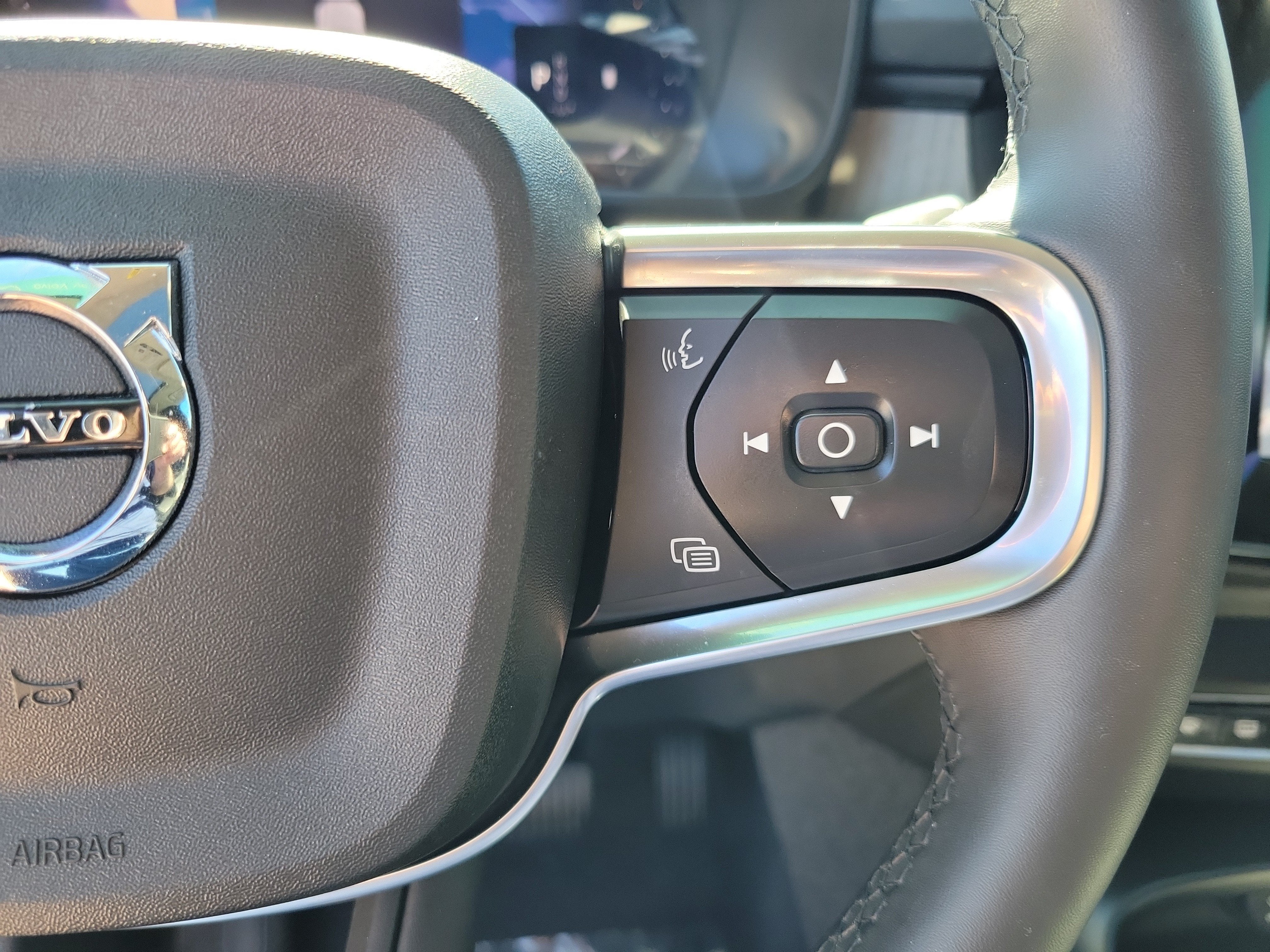 2023 Volvo XC40 Plus Bright Theme