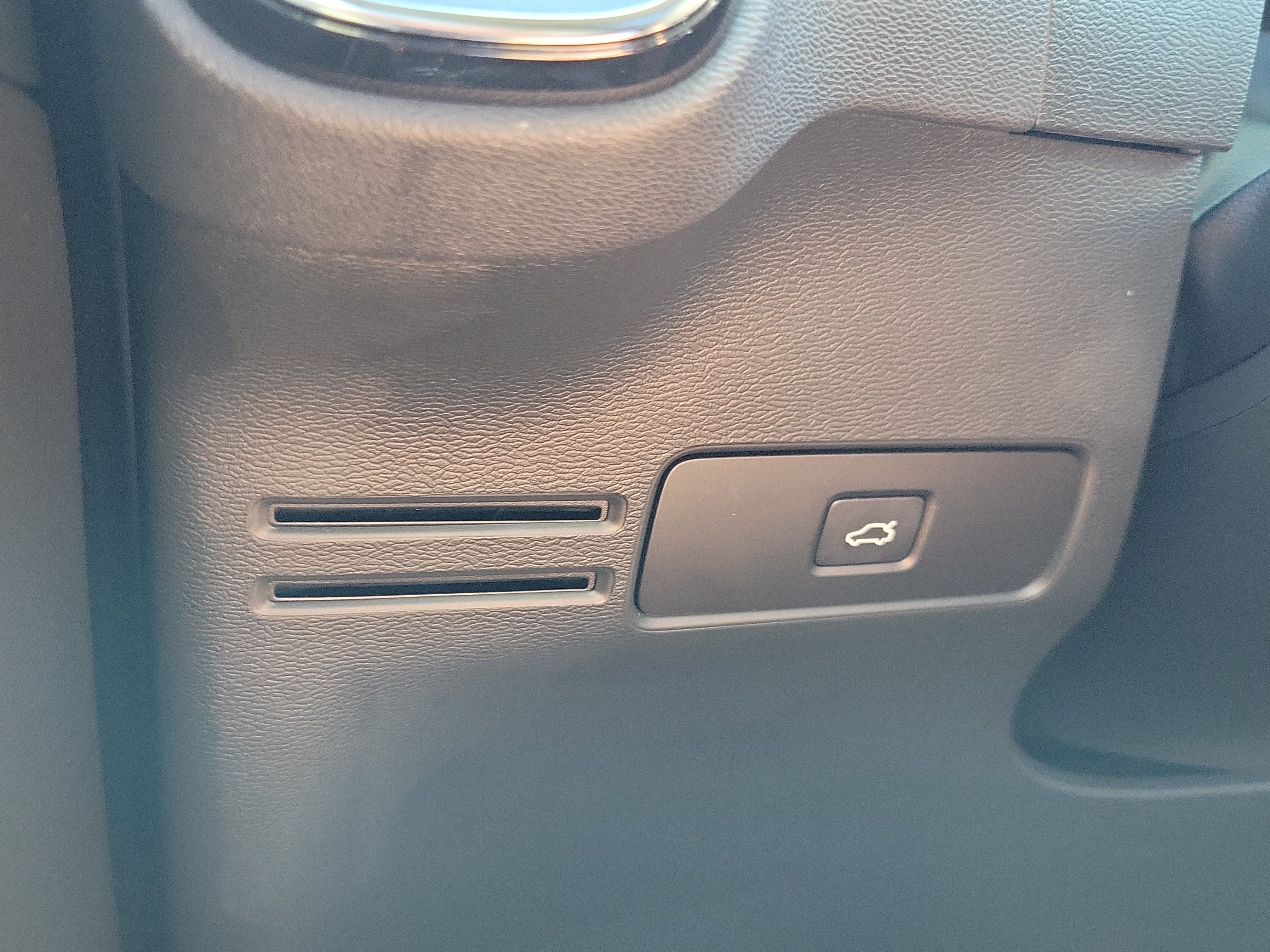 2023 Volvo XC40 Plus Bright Theme