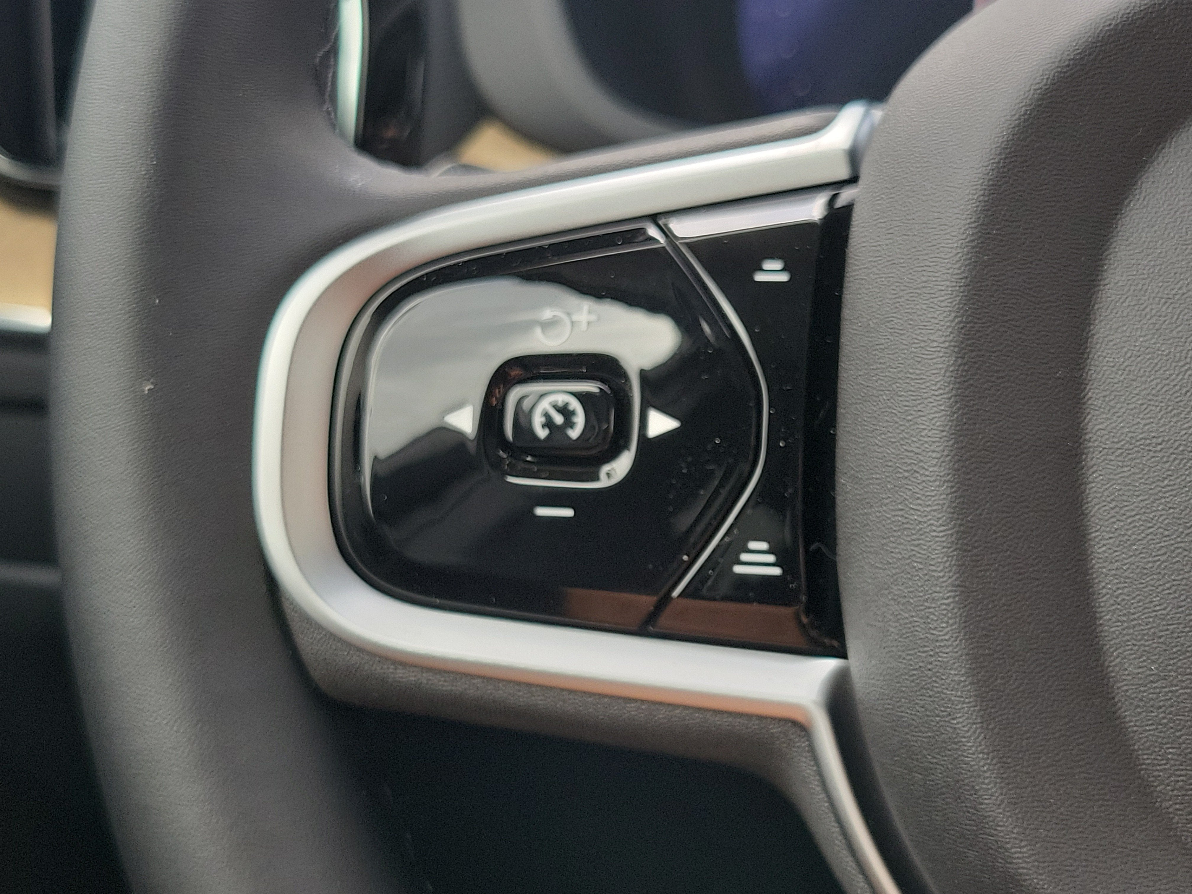 2026 Volvo XC60 Plus