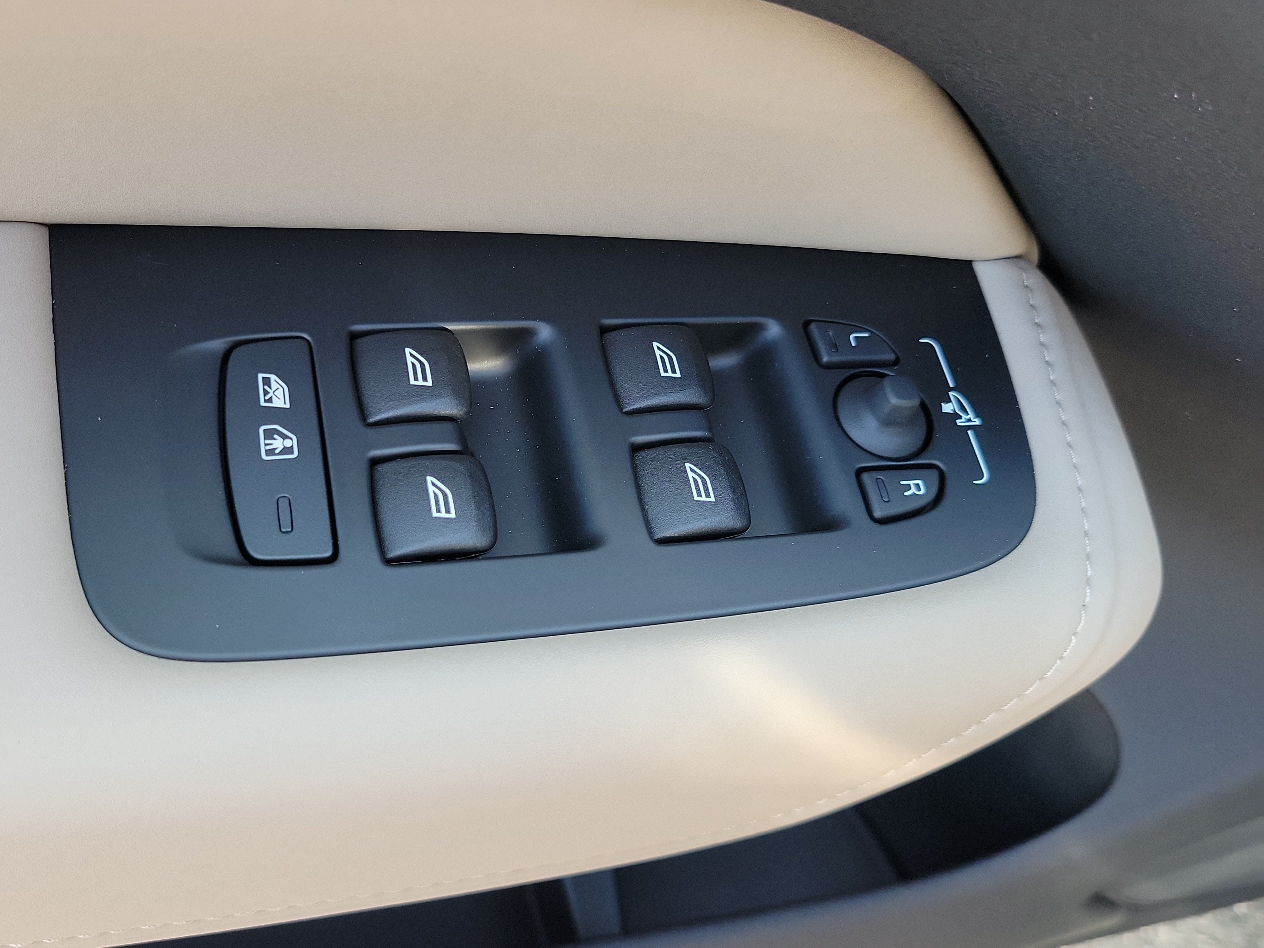 2026 Volvo XC60 Plus