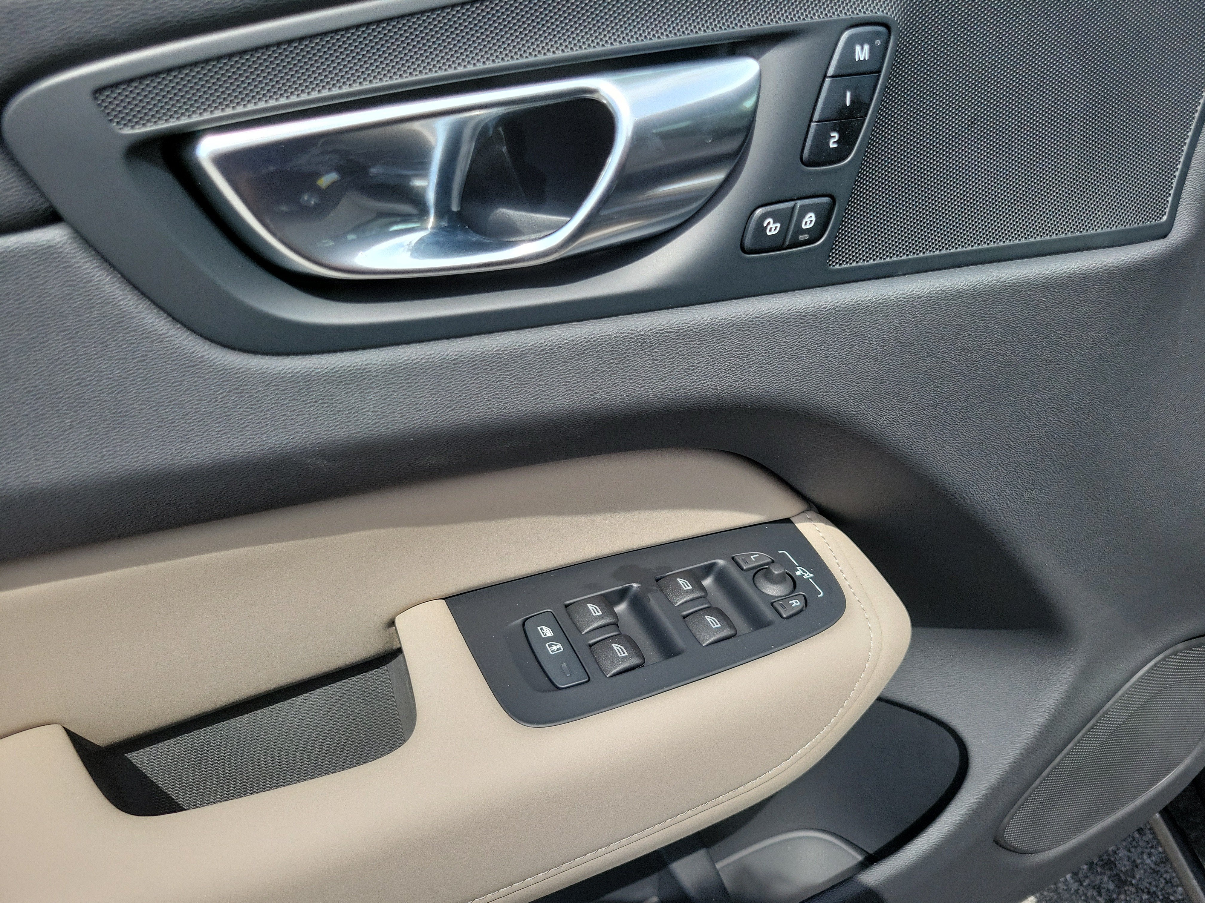 2026 Volvo XC60 Plus