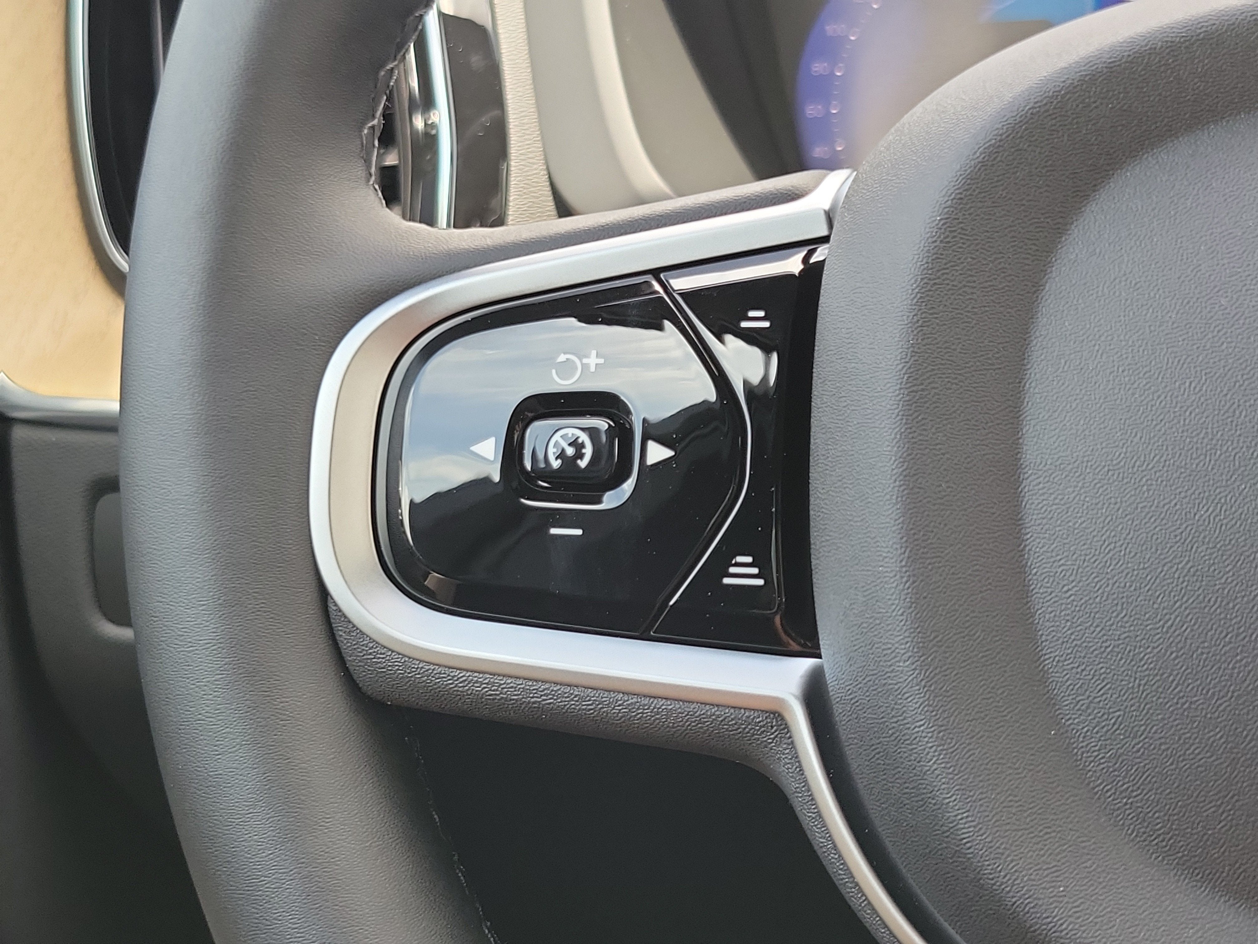 2026 Volvo XC60 Plus