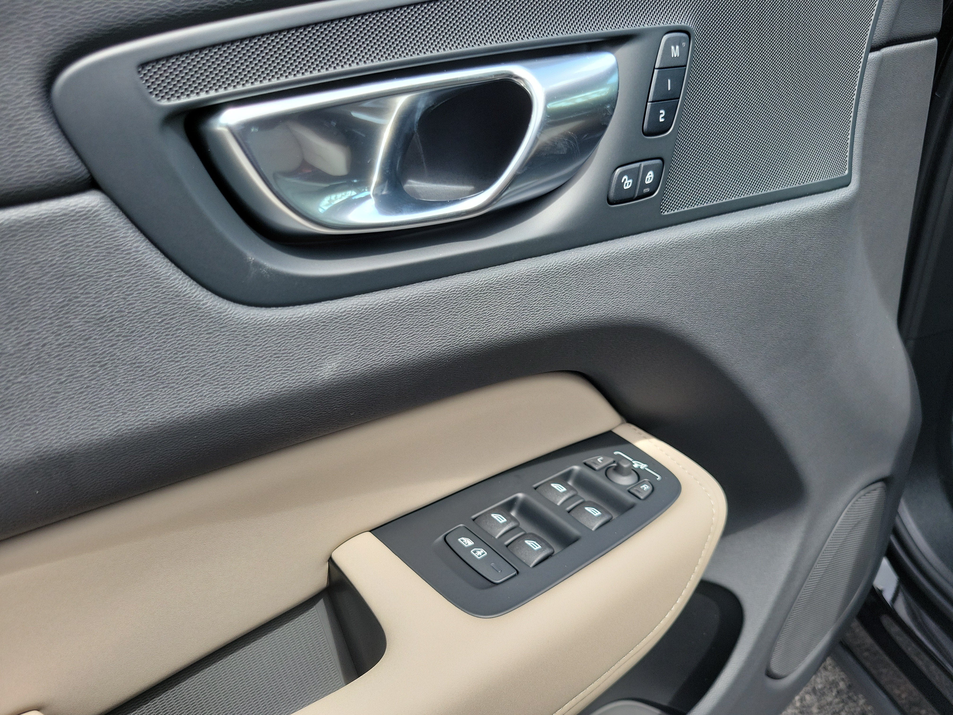 2026 Volvo XC60 Plus