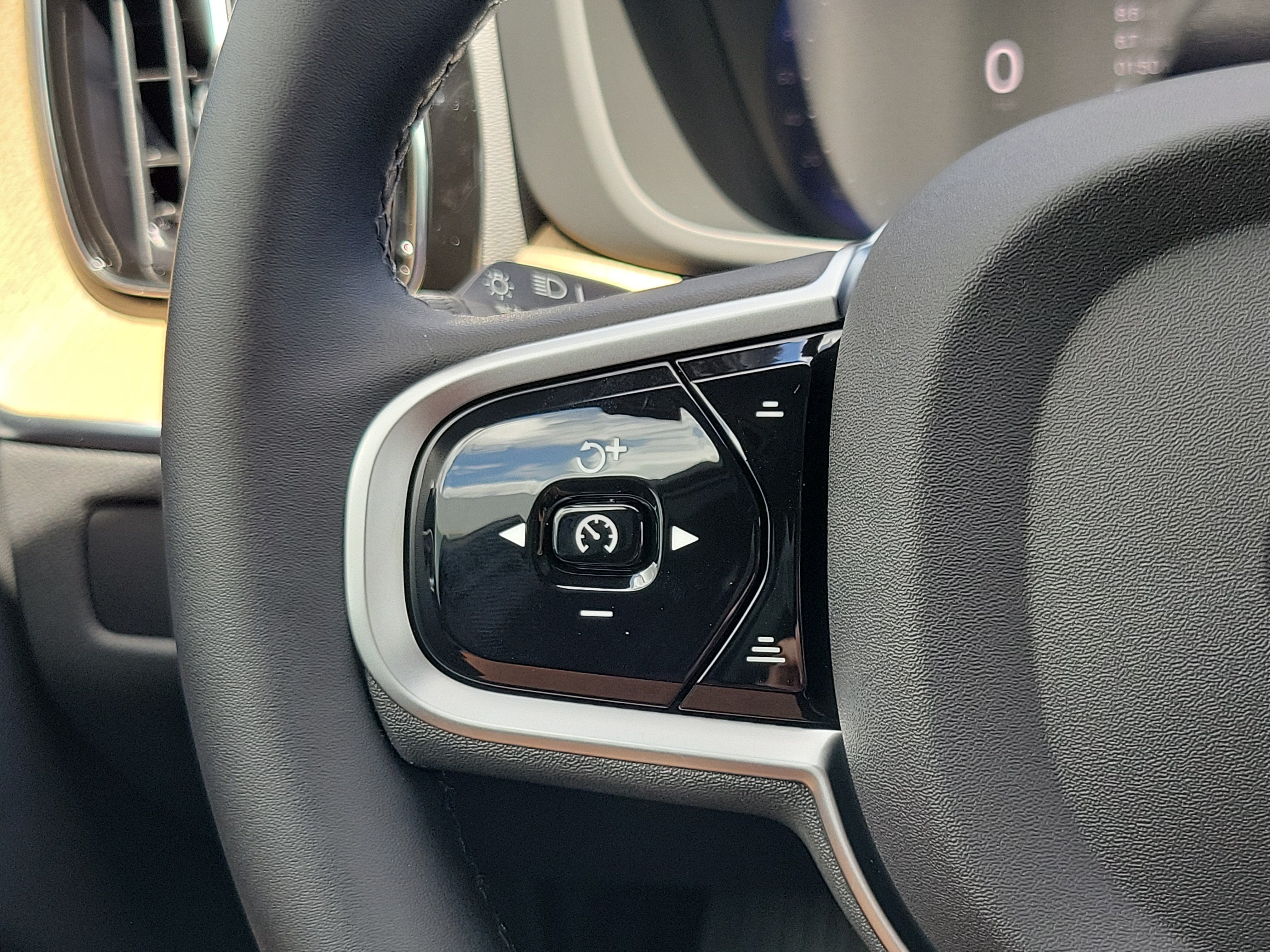 2026 Volvo XC60 Plus