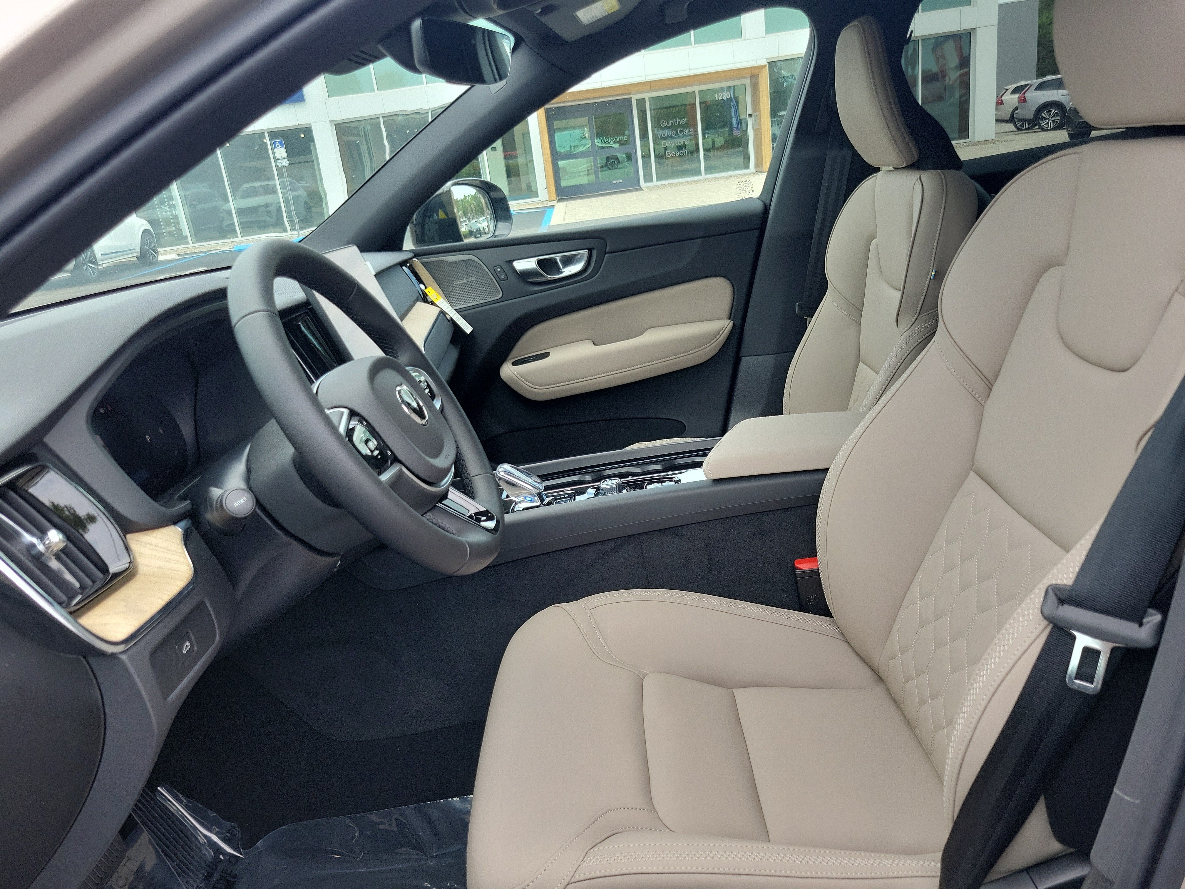2026 Volvo XC60 Plus