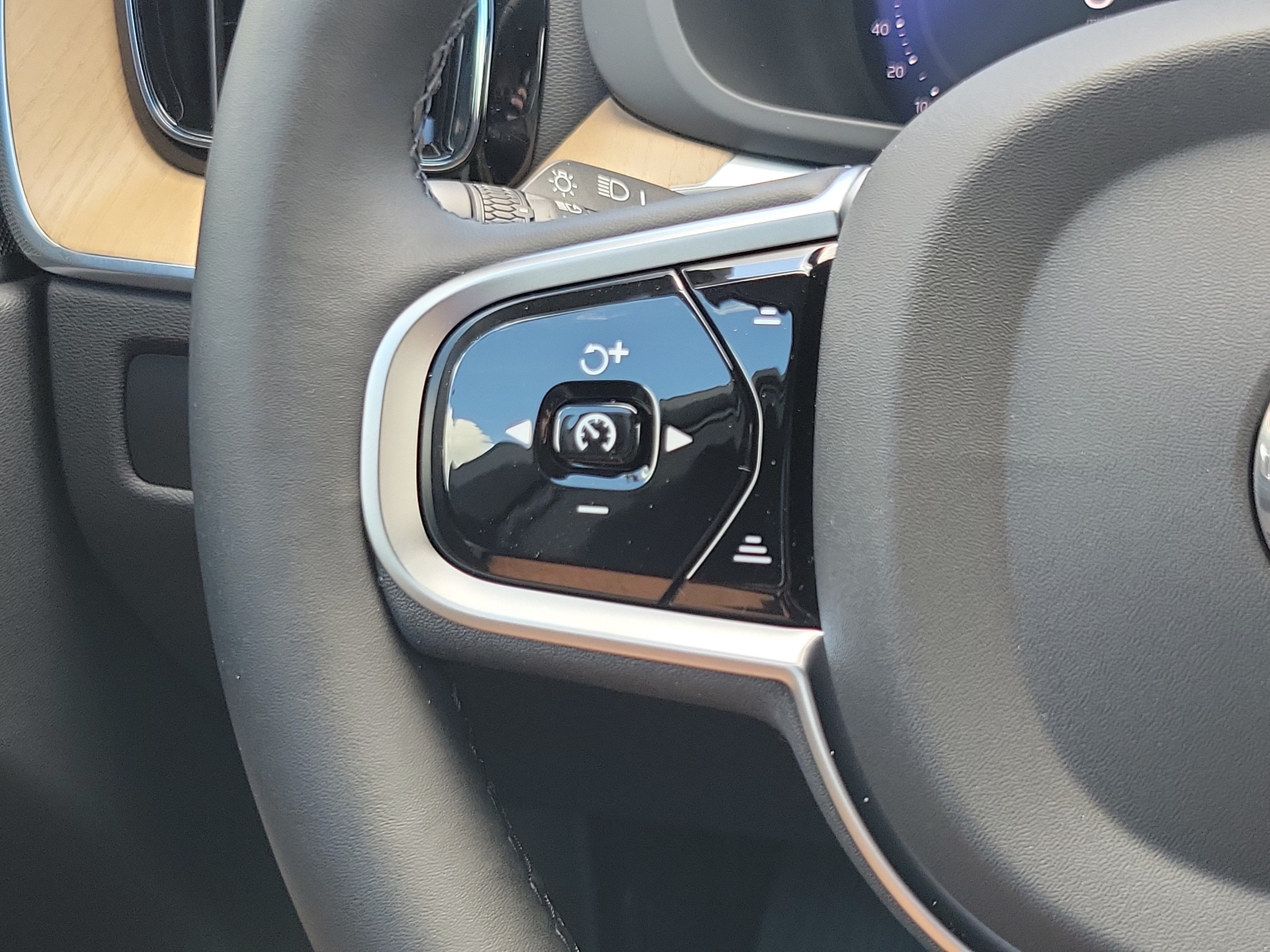 2026 Volvo XC60 Plus