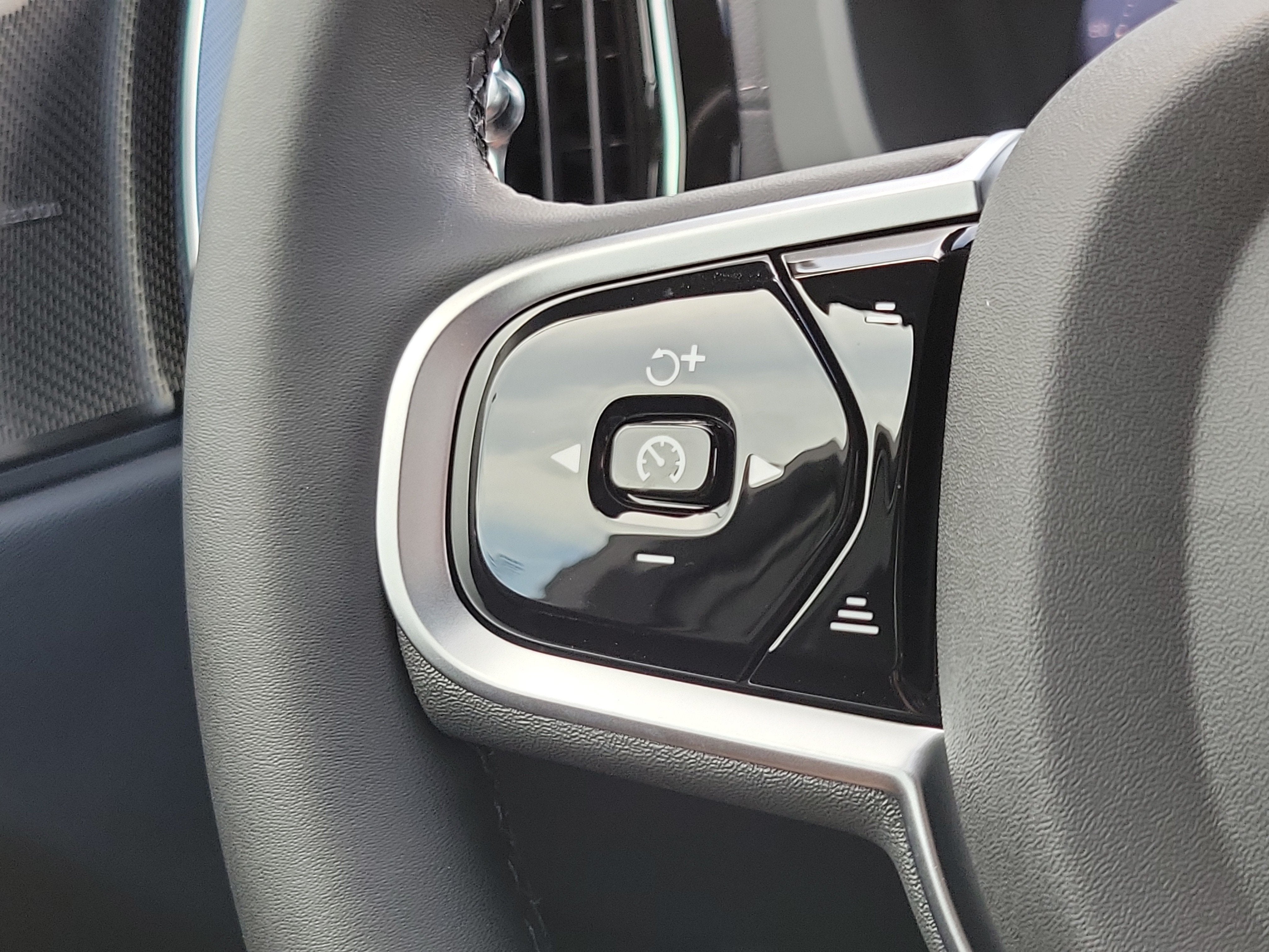 2026 Volvo XC60 Ultra Black Edition