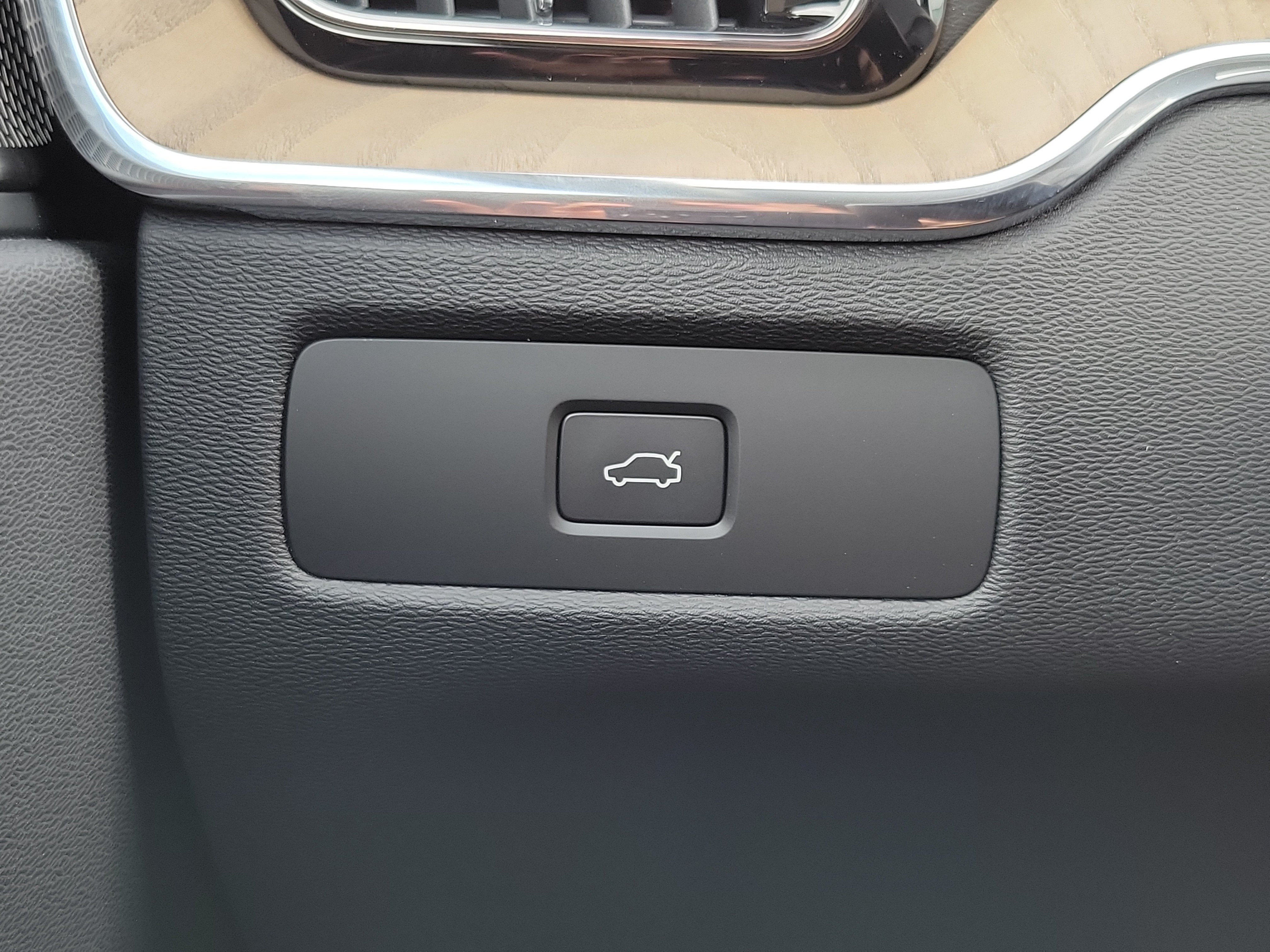 2027 Volvo XC60 Plus