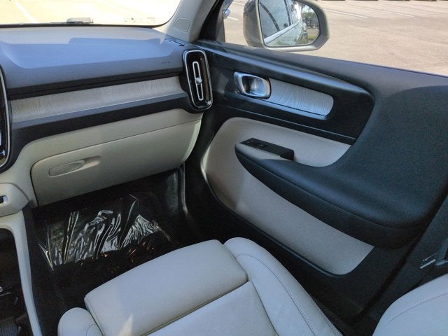 2023 Volvo XC40 B5 Plus Bright Theme
