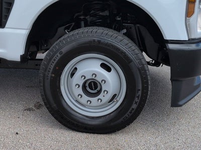 2027 Ford Super Duty F-350 DRW XL